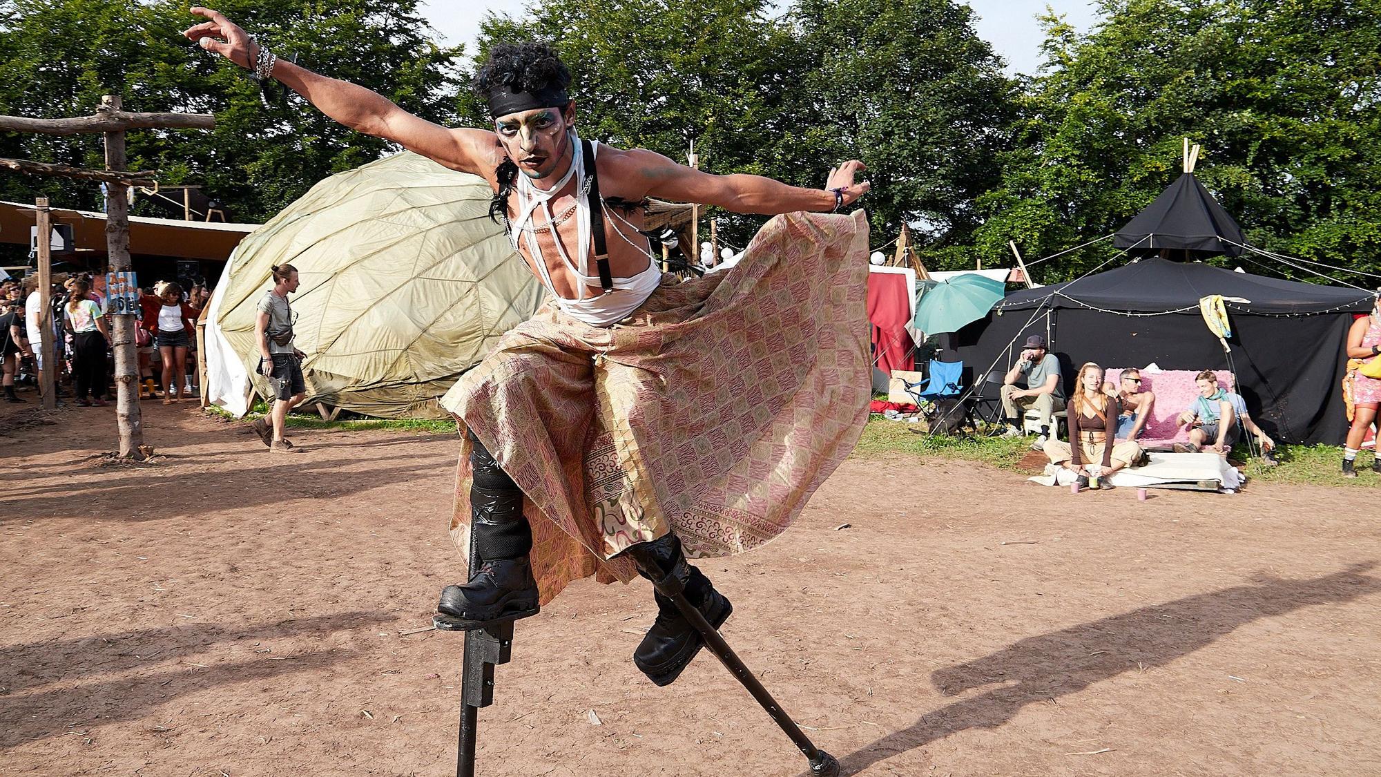 Der Tänzer Diego Moreno auf Stelzen auf dem Festival-Gelände.