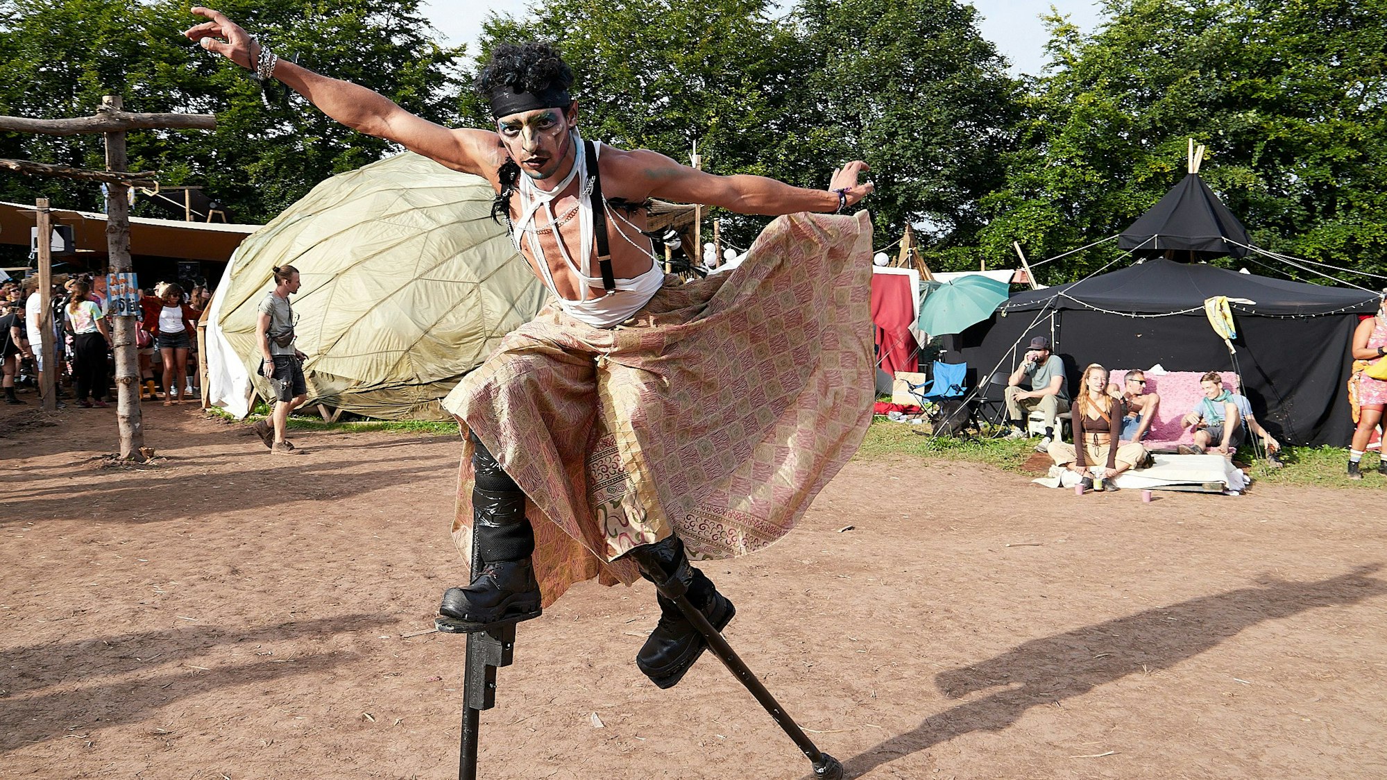 Der Tänzer Diego Moreno auf Stelzen auf dem Festival-Gelände.