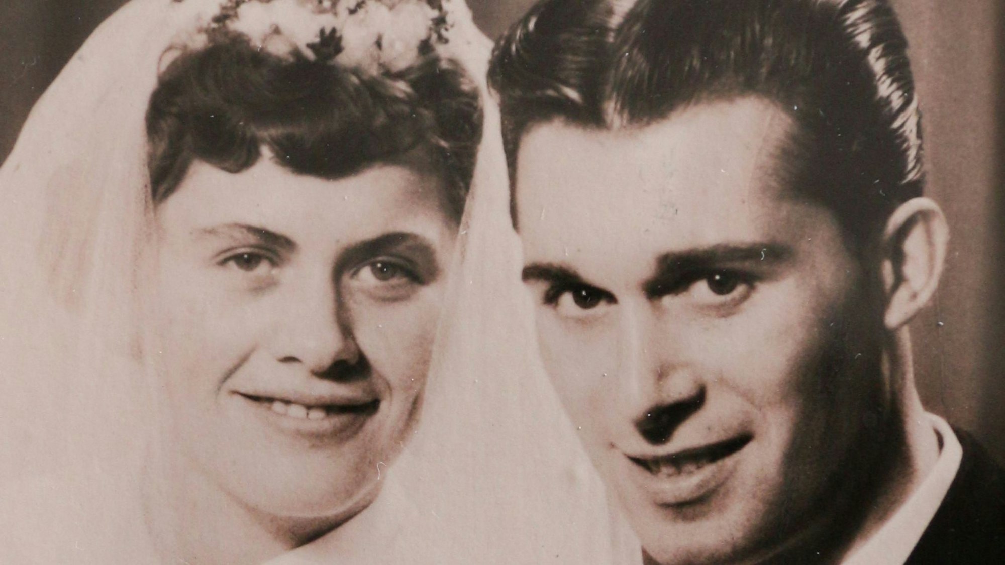 Auf dem Foto sind die Eheleute Ropertz am Tag ihrer kirchlichen Trauung zu sehen.