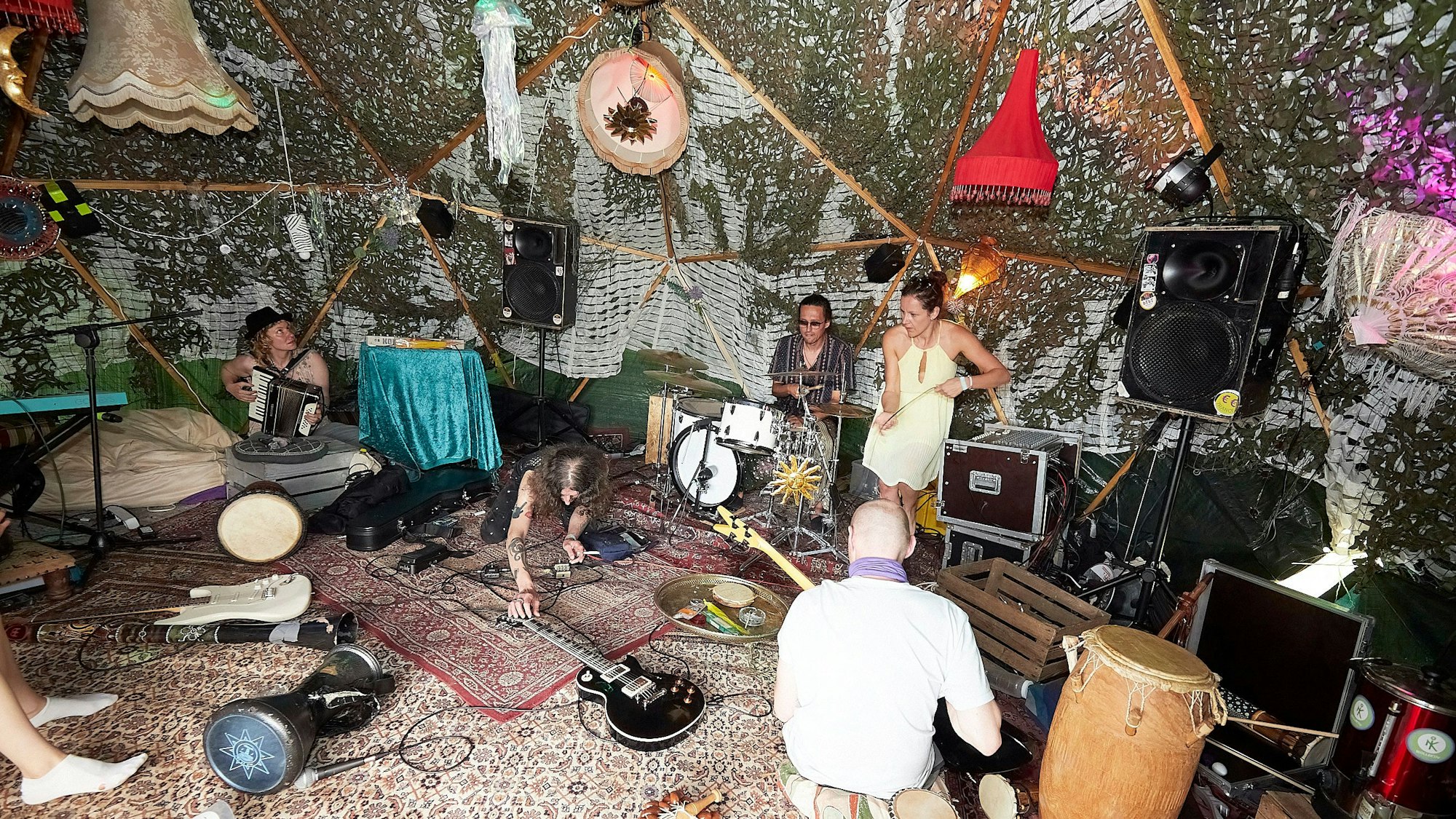 Mehrere Festivalbesucher musizieren im Jam-Zelt.