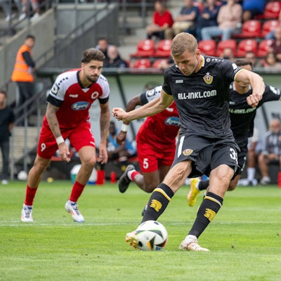 04.08.24, Fussball: 3. Liga, Saison 2024/2025, 01. Spieltag, Viktoria Koeln 1904 e.V. - SG Dynamo Dresden im Sportpark Hoehenberg in Koeln. Christoph Daferner SG Dynamo Dresden, 33 erzielt per Elfmeter das Tor zum 1:0. Wichtiger Hinweis: Gemaess den Vorgaben der DFL Deutsche Fussball Liga bzw. des DFB Deutscher Fussball-Bund ist es untersagt, in dem Stadion und/oder vom Spiel angefertigte Fotoaufnahmen in Form von Sequenzbildern und/oder videoaehnlichen Fotostrecken zu verwerten bzw. verwerten zu lassen. Foto: Kirchner-Media/TH *** 04 08 24, Soccer 3 Liga, Saison 2024 2025, 01 Spieltag, Viktoria Koeln 1904 e V SG Dynamo Dresden im Sportpark Hoehenberg in Koeln Christoph Daferner SG Dynamo Dresden, 33 scores the goal to 1 0 with a penalty kick Important note According to the regulations of the DFL German Football League or the DFB German Football Association, it is prohibited to use or have used photographs taken in the stadium and or of the match in the form of sequential images and or video-like photo series Foto Kirchner Media TH Copyright: xKirchner-Media/THx