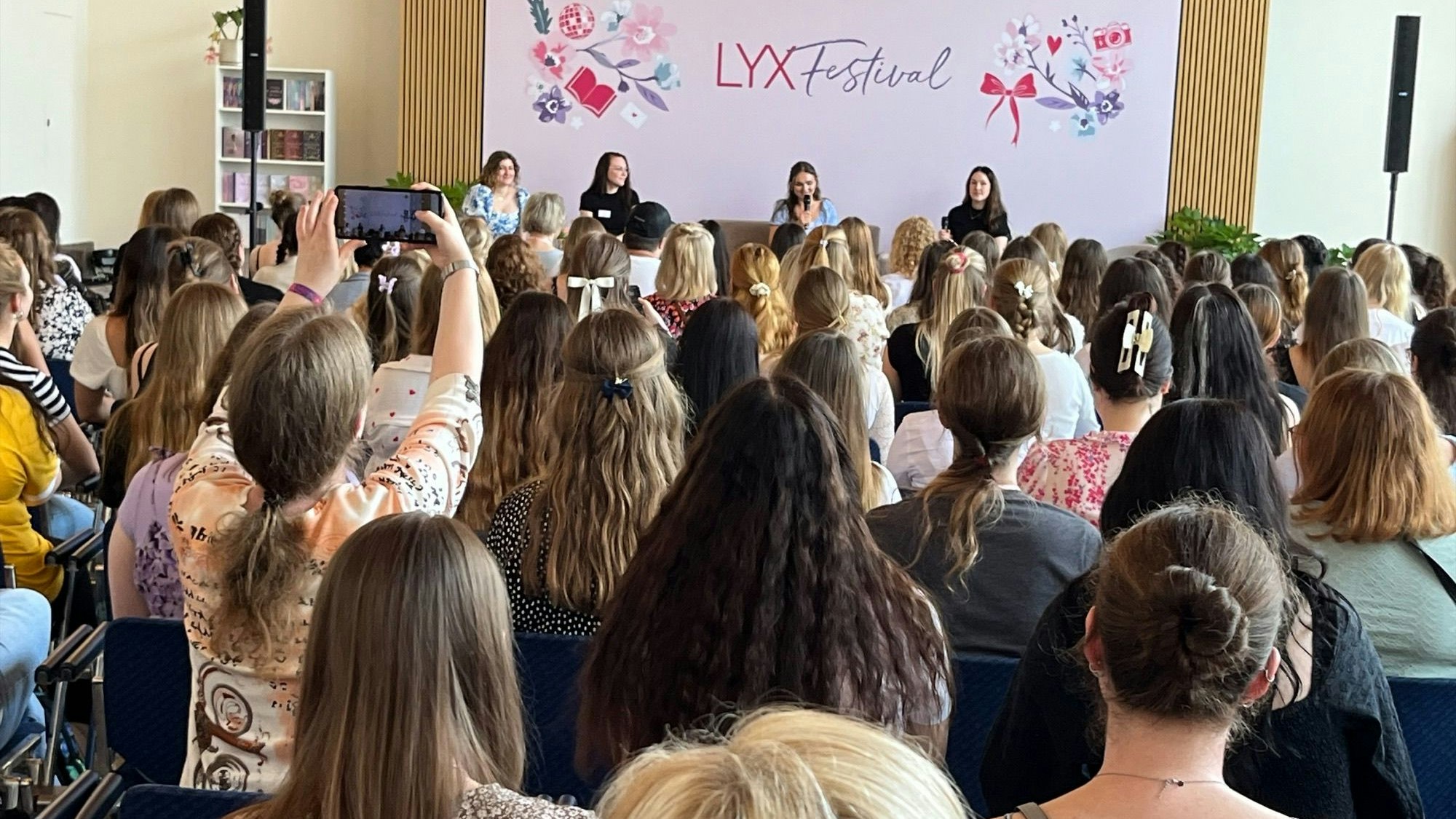 Hoch das Smartphone: Viele Autorinnen sind bei der jungen Leserschaft echte Vorbilder.