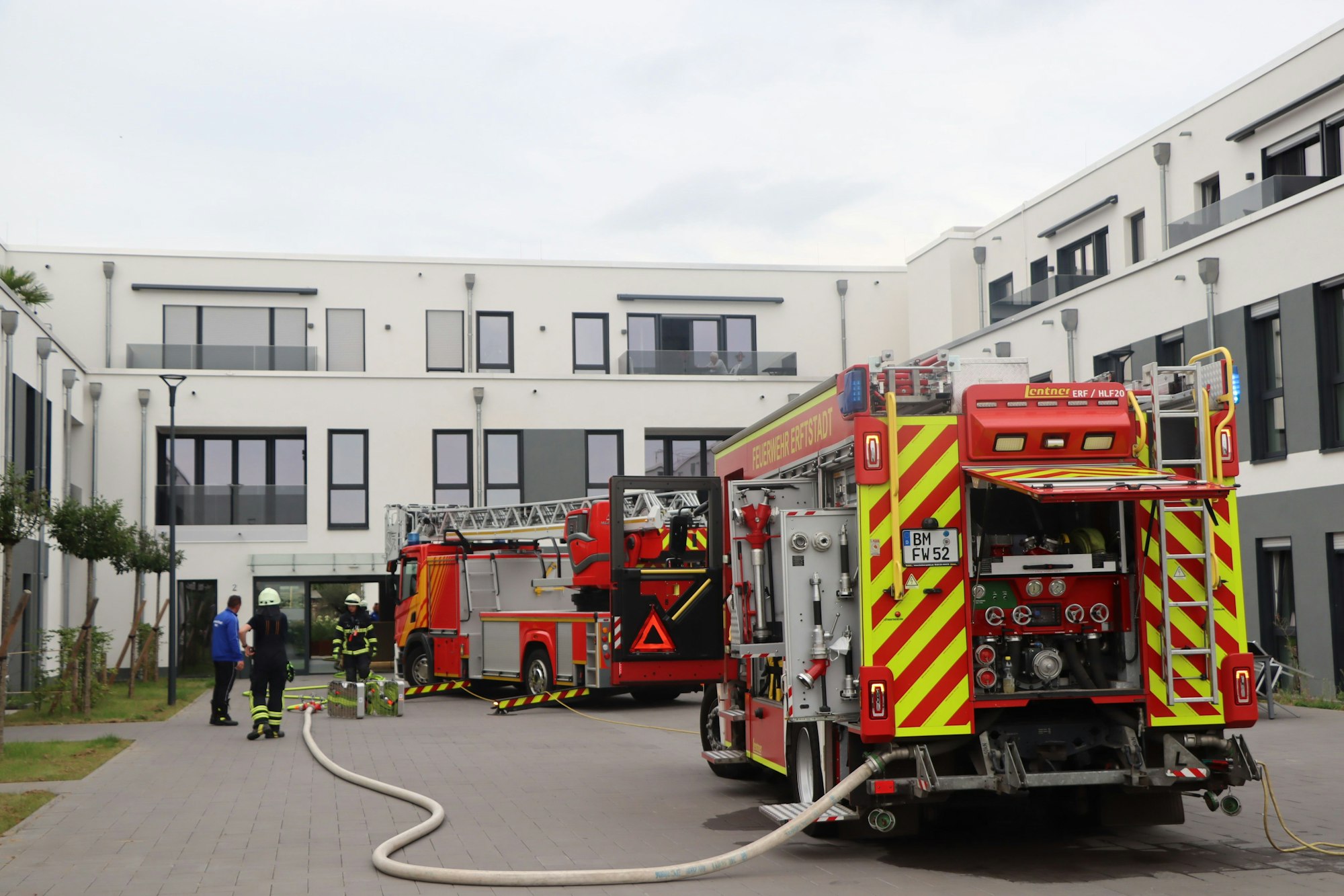 Die Feuerwehr beim Einsatz an dem Altenheim.
