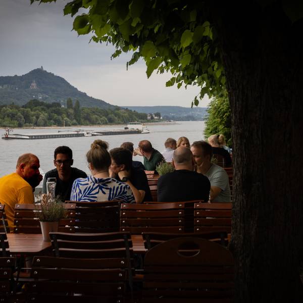 Vom Schaumburger Hof aus fällt der Blick romantisch auf das Siebengebirge.