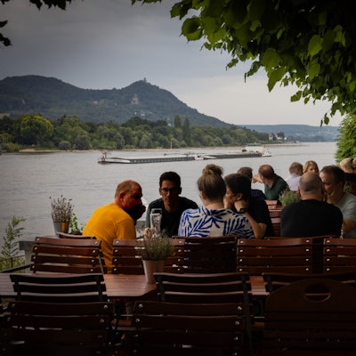 Vom Schaumburger Hof aus fällt der Blick romantisch auf das Siebengebirge.