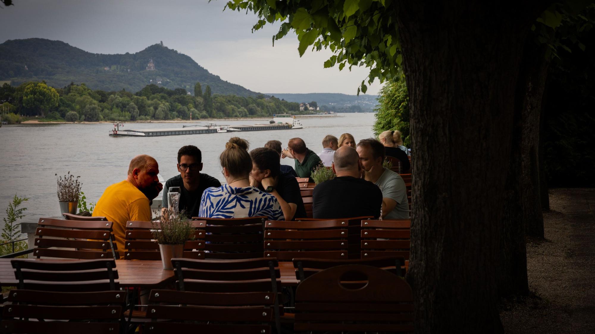 Vom Schaumburger Hof aus fällt der Blick romantisch auf das Siebengebirge.
