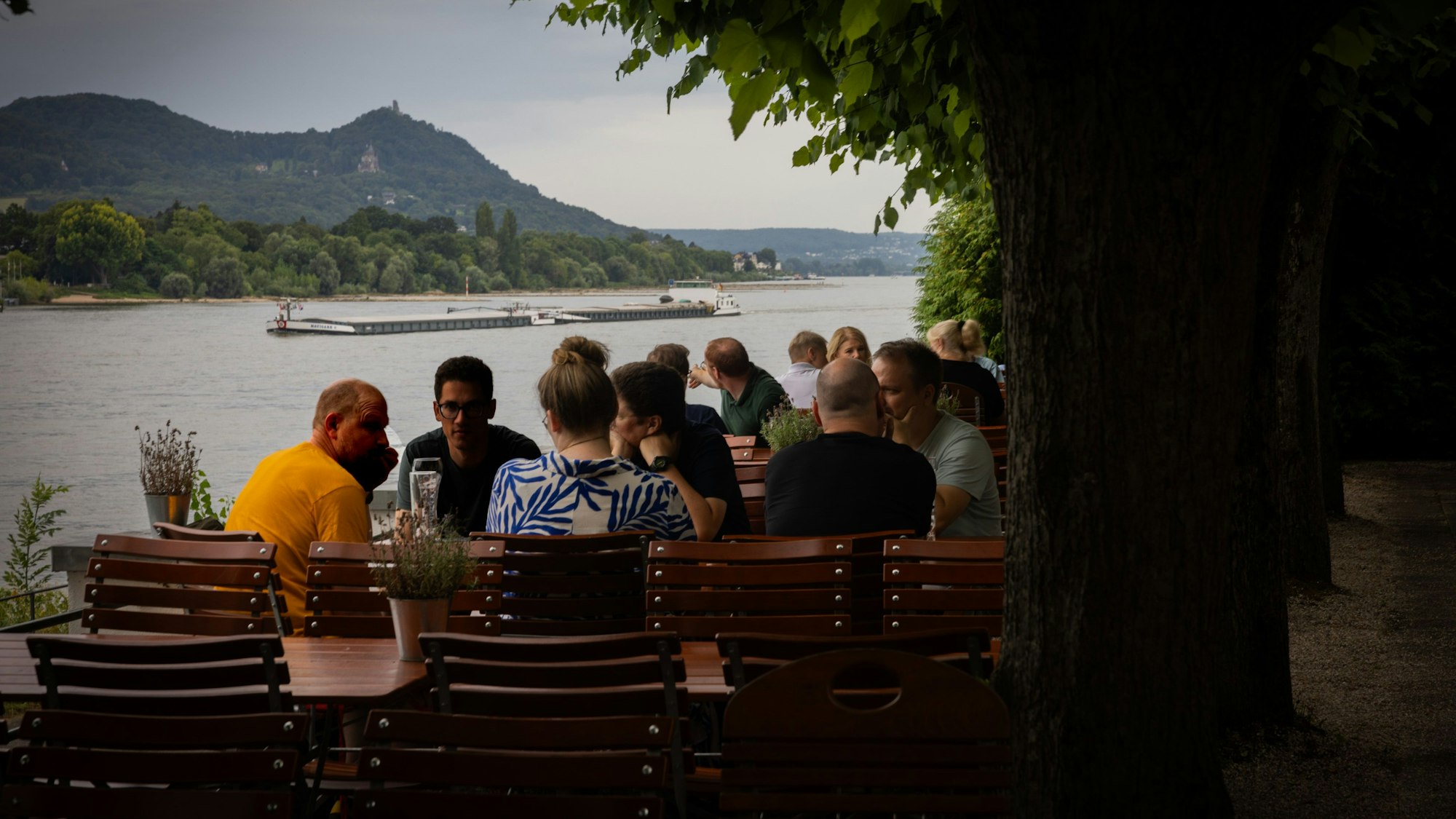 Vom Schaumburger Hof aus fällt der Blick romantisch auf das Siebengebirge.