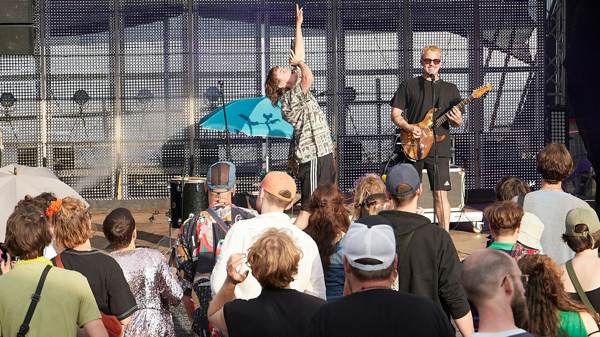Das Duo „Raumfisch“ beim Auftritt auf dem Zugvögel-Festival 2024.