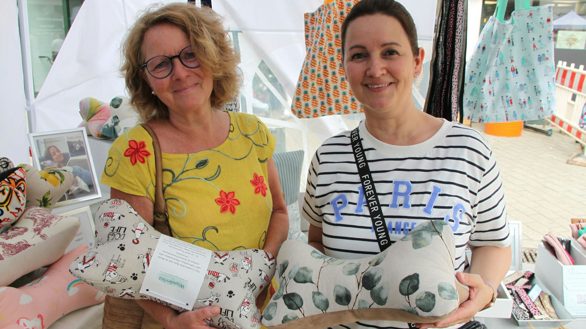 Daniela Seidler-Kühnemann (links) verkaufte „Leseknochen“, einen an Andrea Tennié aus Euskirchen.