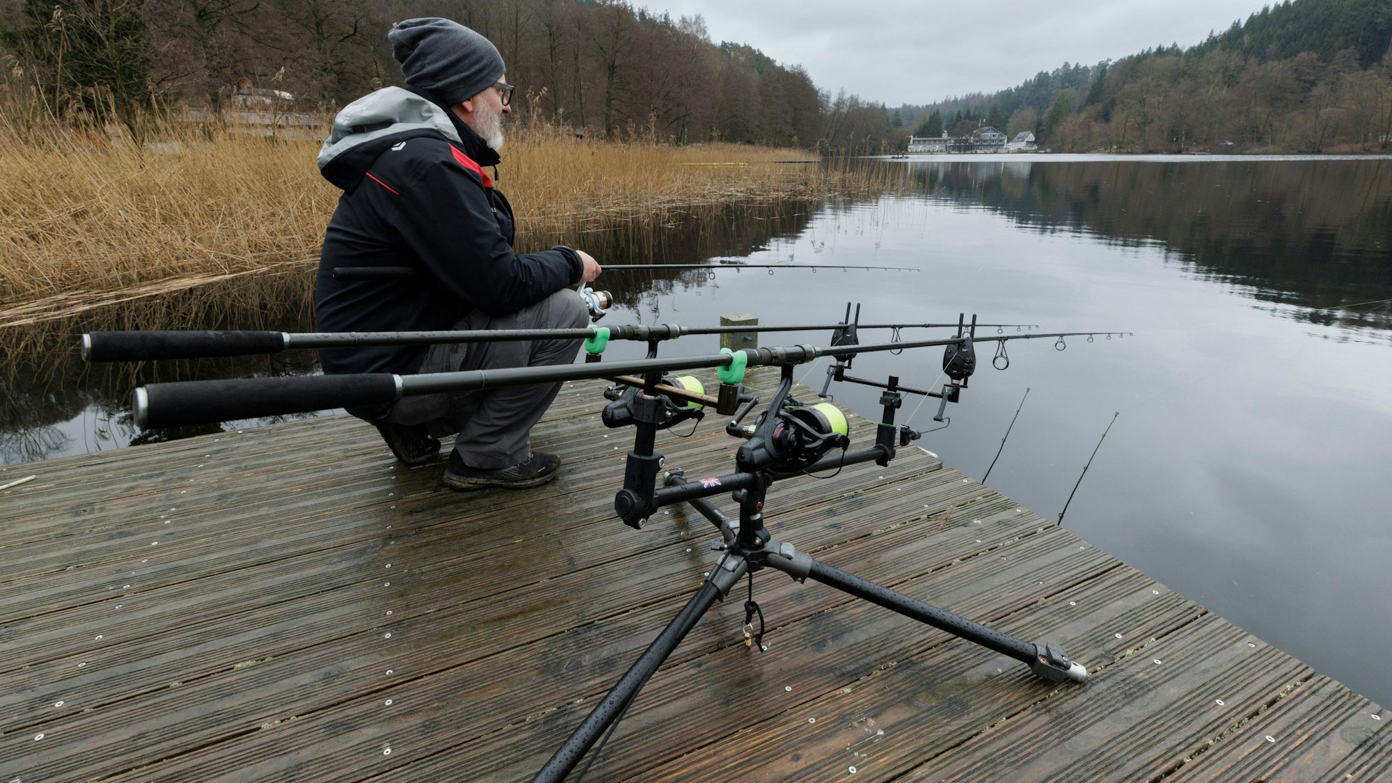 Andreas Kreutz hockt geduldig neben seinen Angeln am Gelterswoog.