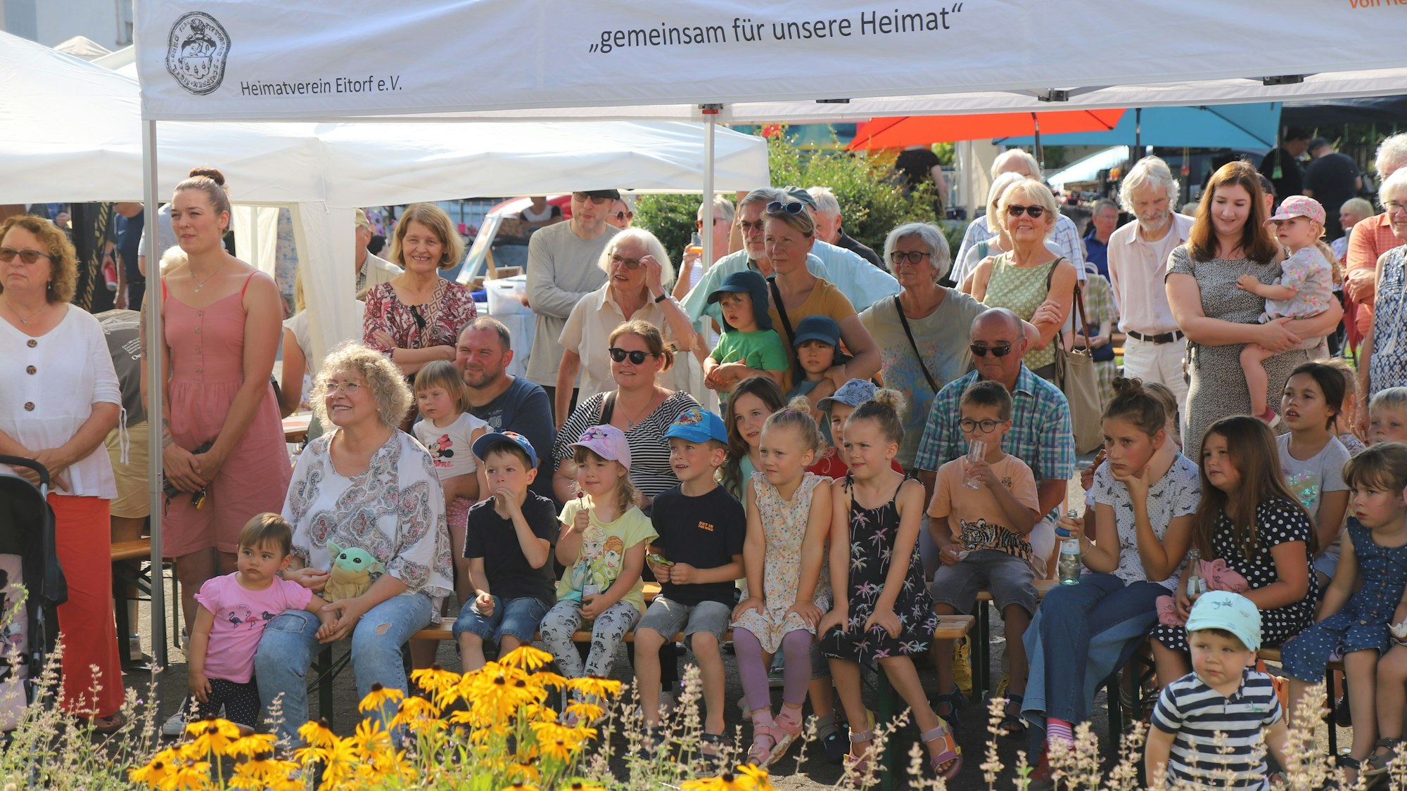 Wer nicht gerade endlos malte, konnte sich das kurzweilige Kindertheaterstück „das tapfere Schneiderlein“ mit Schauspieler Manfred Künster aus Mayen anschauen.