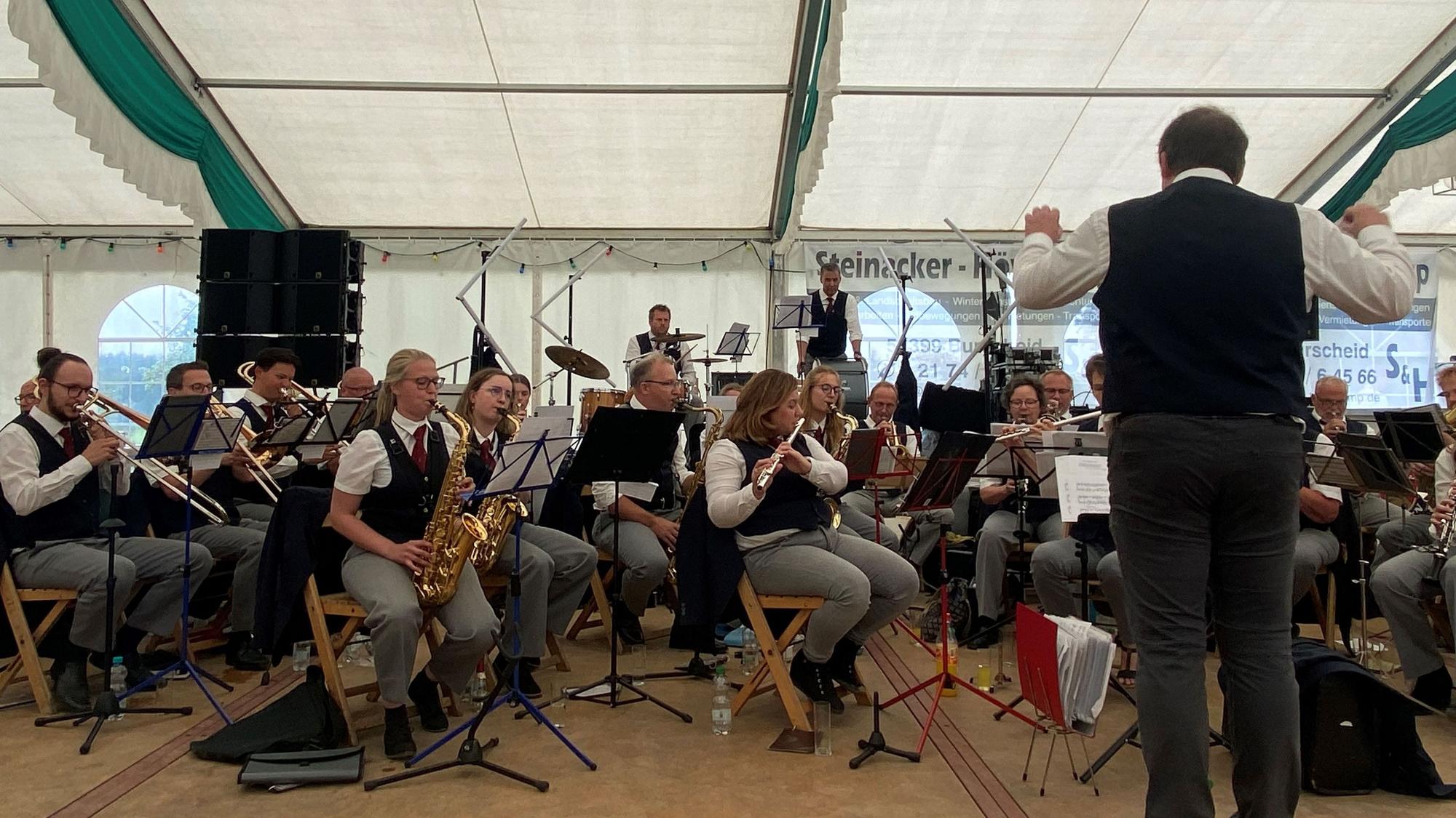 Musiker im Hilgener Festzelt.