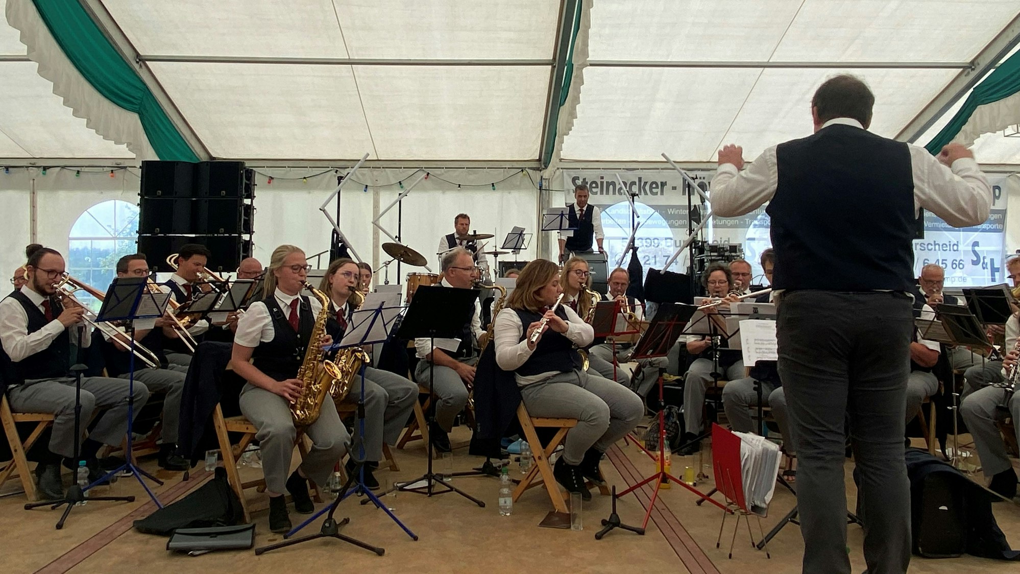 Musiker im Hilgener Festzelt.