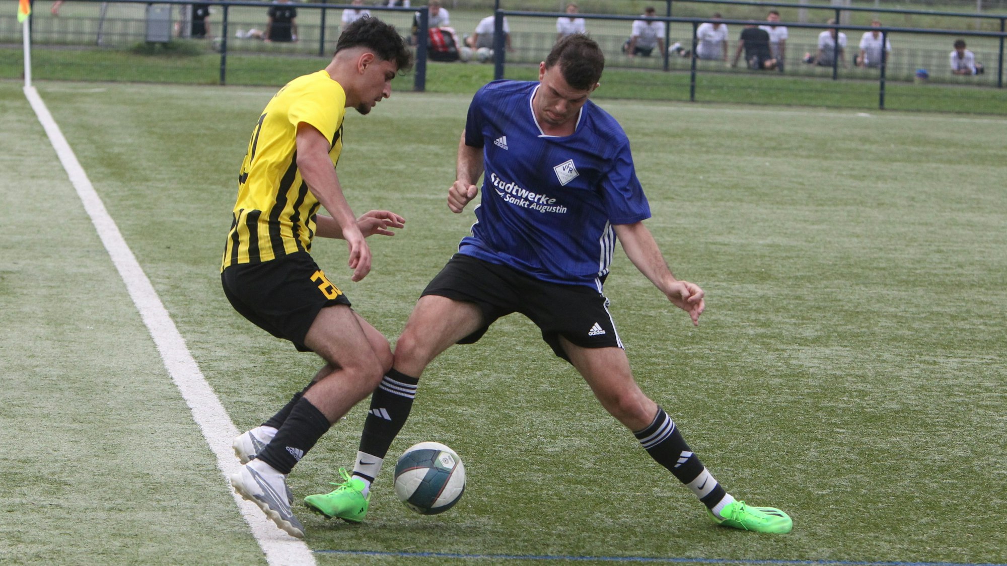 Der 1. FC Spich II um Dlowan Jumaah (links) besiegt den VfR Hangelar II um Maximilian Gänger mit 5:0.
