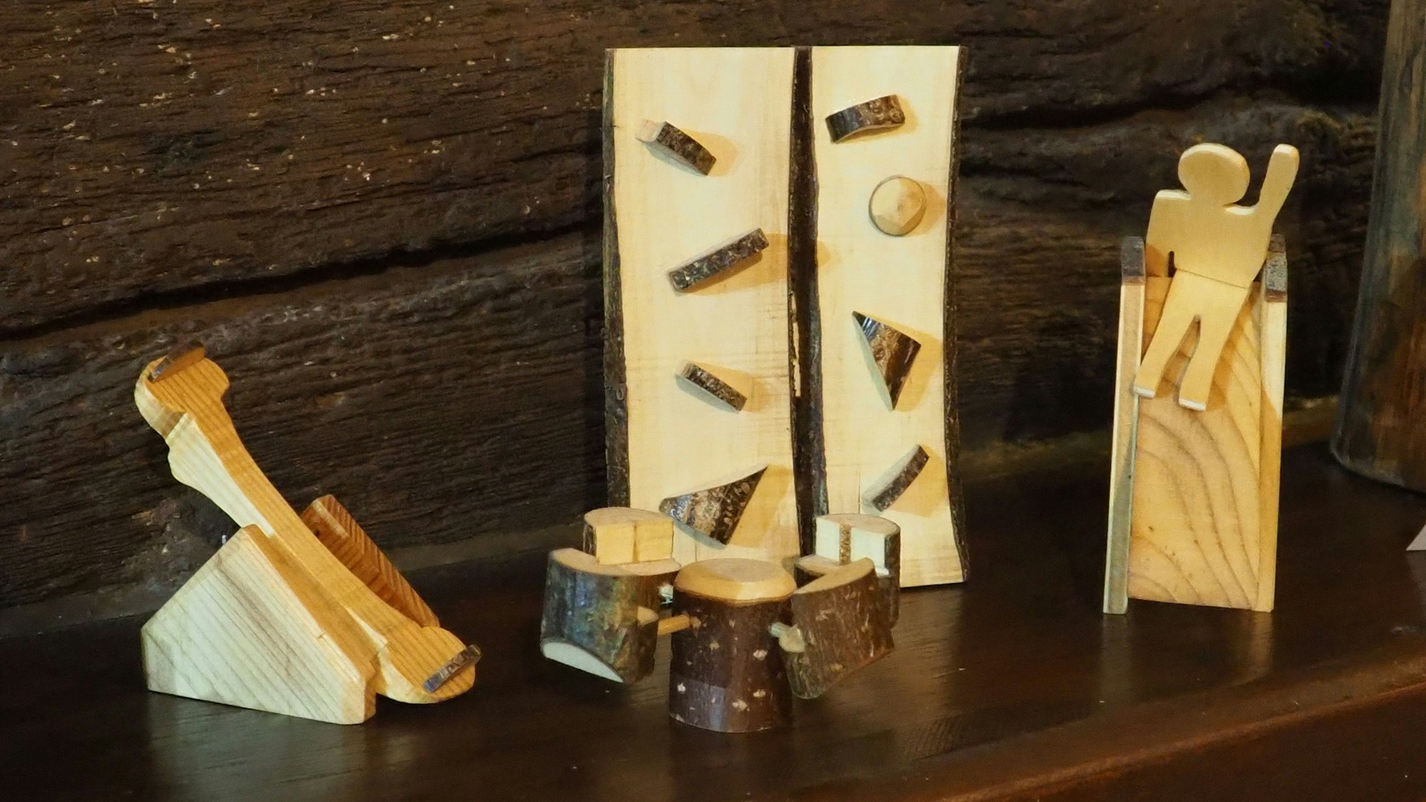 Kleine Holzskulpturen von Claudia Meyer bilden ein Ensemble, das an einen Miniatur-Spielplatz erinnert.