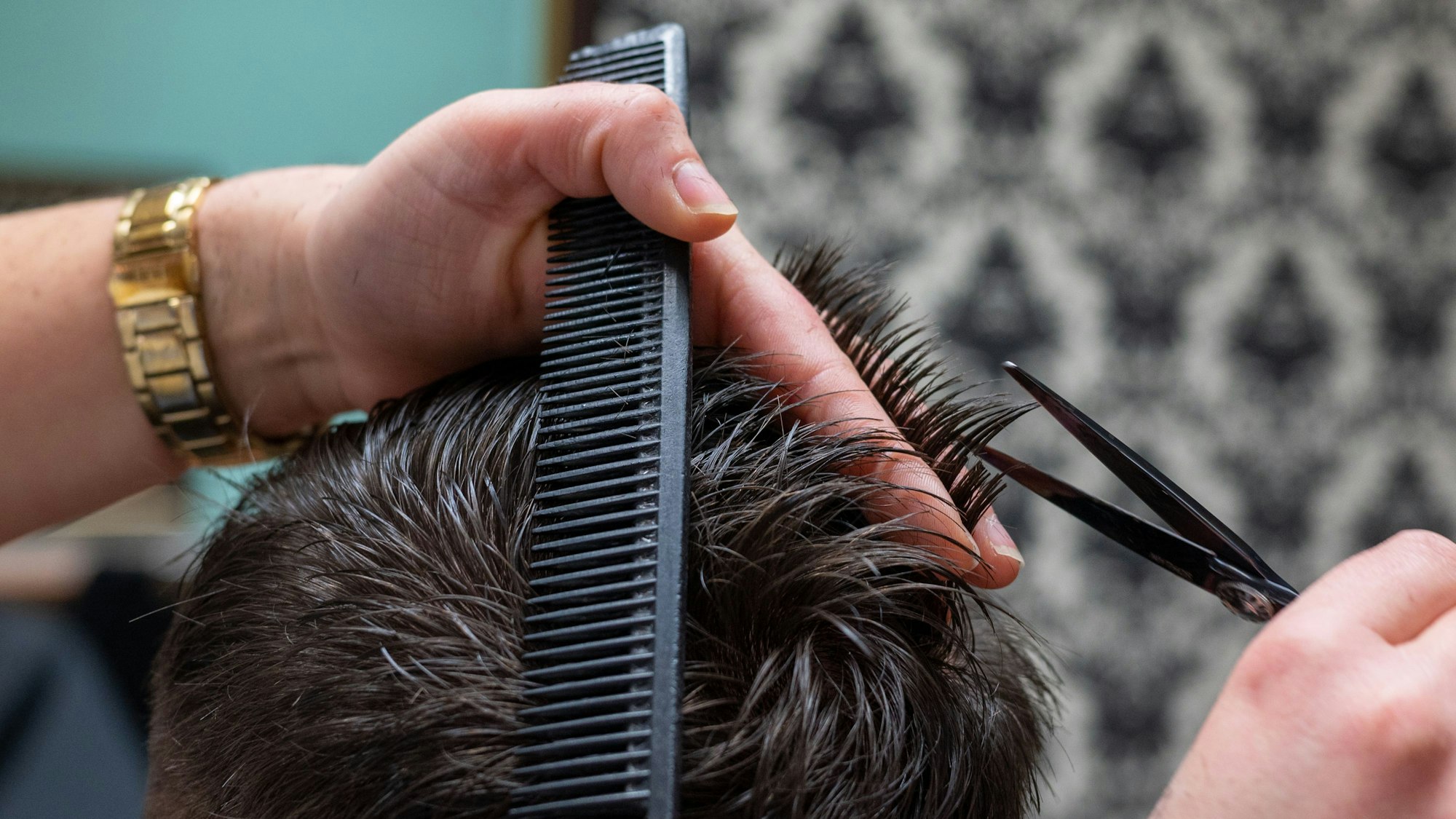 Haare schneiden beim Friseur.