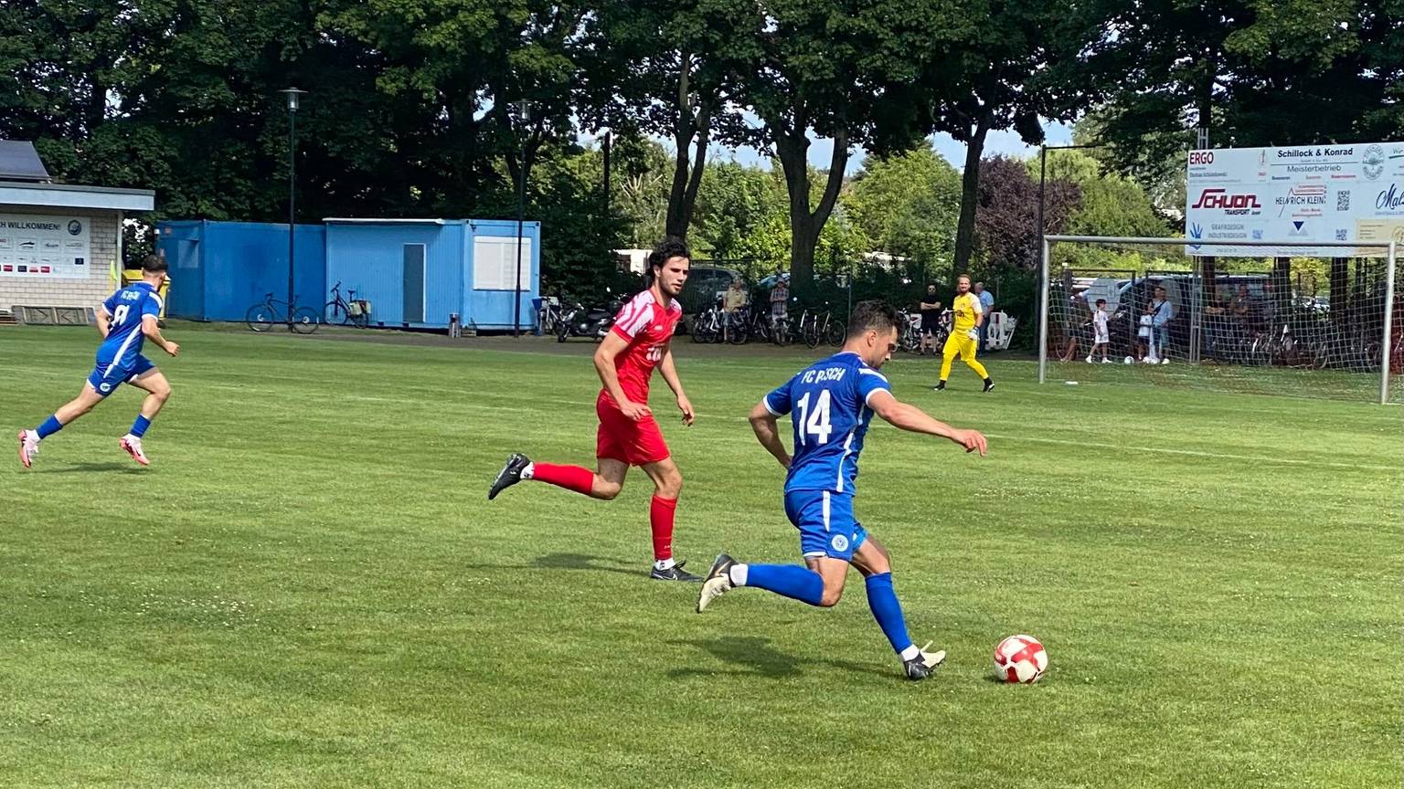 Szene vom Testspiel zwischen dem FC Pesch (blaue Trikots) und der SpVg Rheindörfer Nord