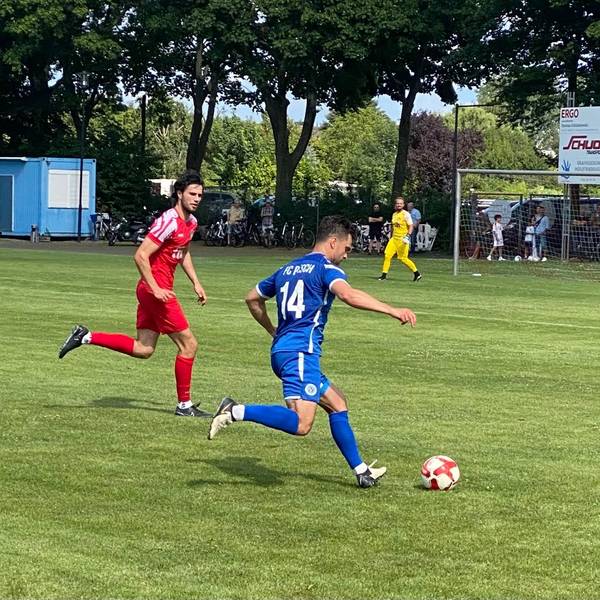 Szene vom Testspiel zwischen dem FC Pesch (blaue Trikots) und der SpVg Rheindörfer Nord