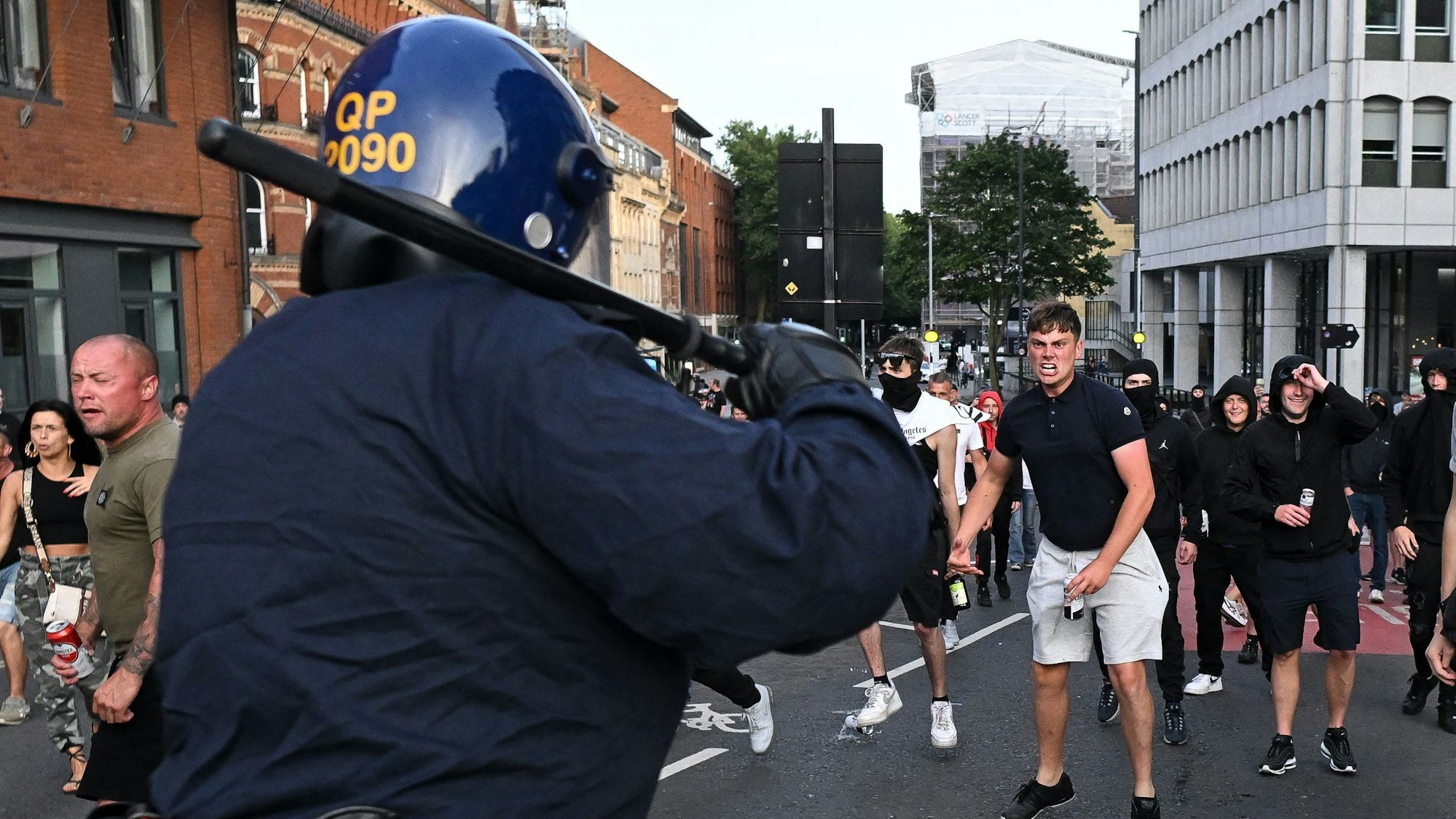 Ein Polizist stellt sich rechtsradikalen Randalierern in Bristol entgegen.