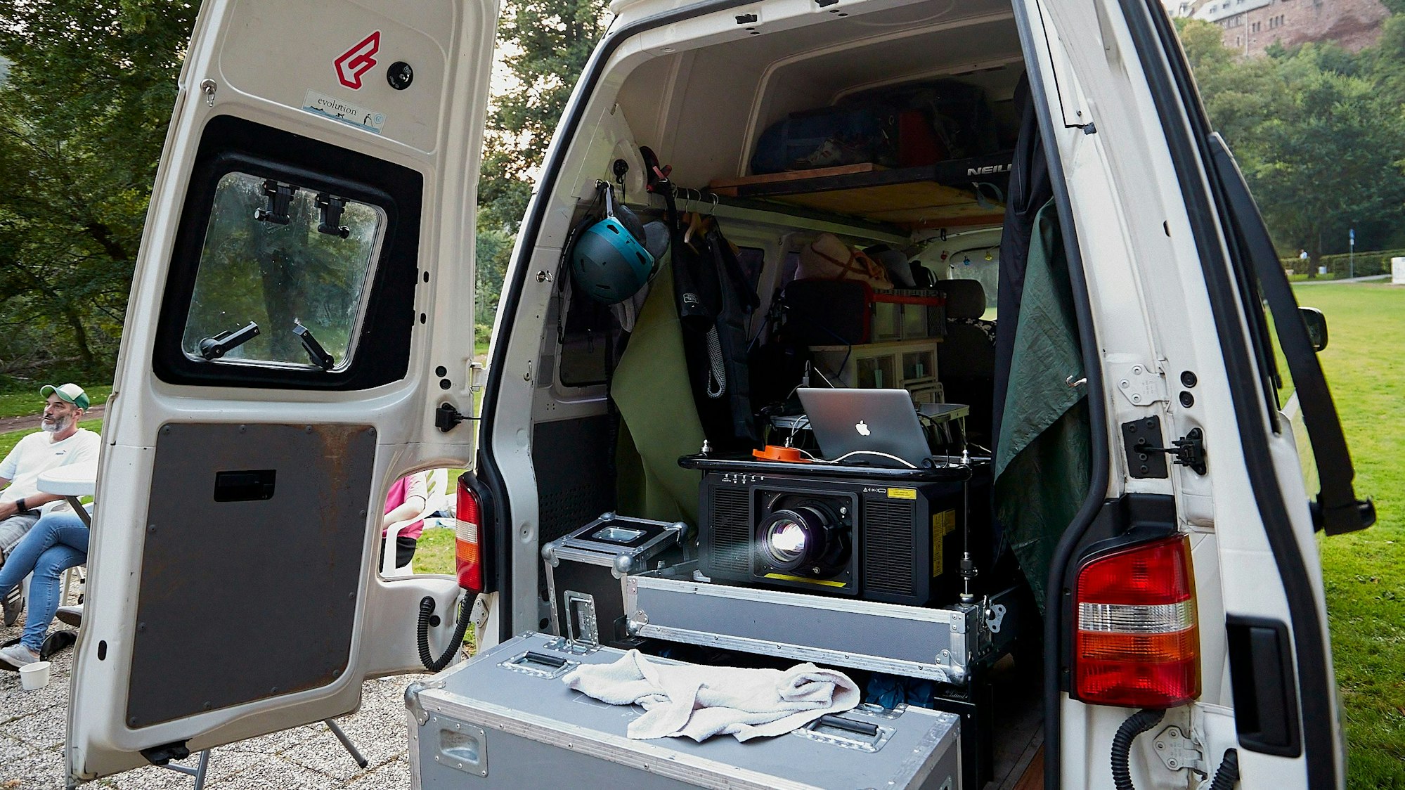 Blick in einen Transporter, in dem das Equipment für die Vorführung liegt.