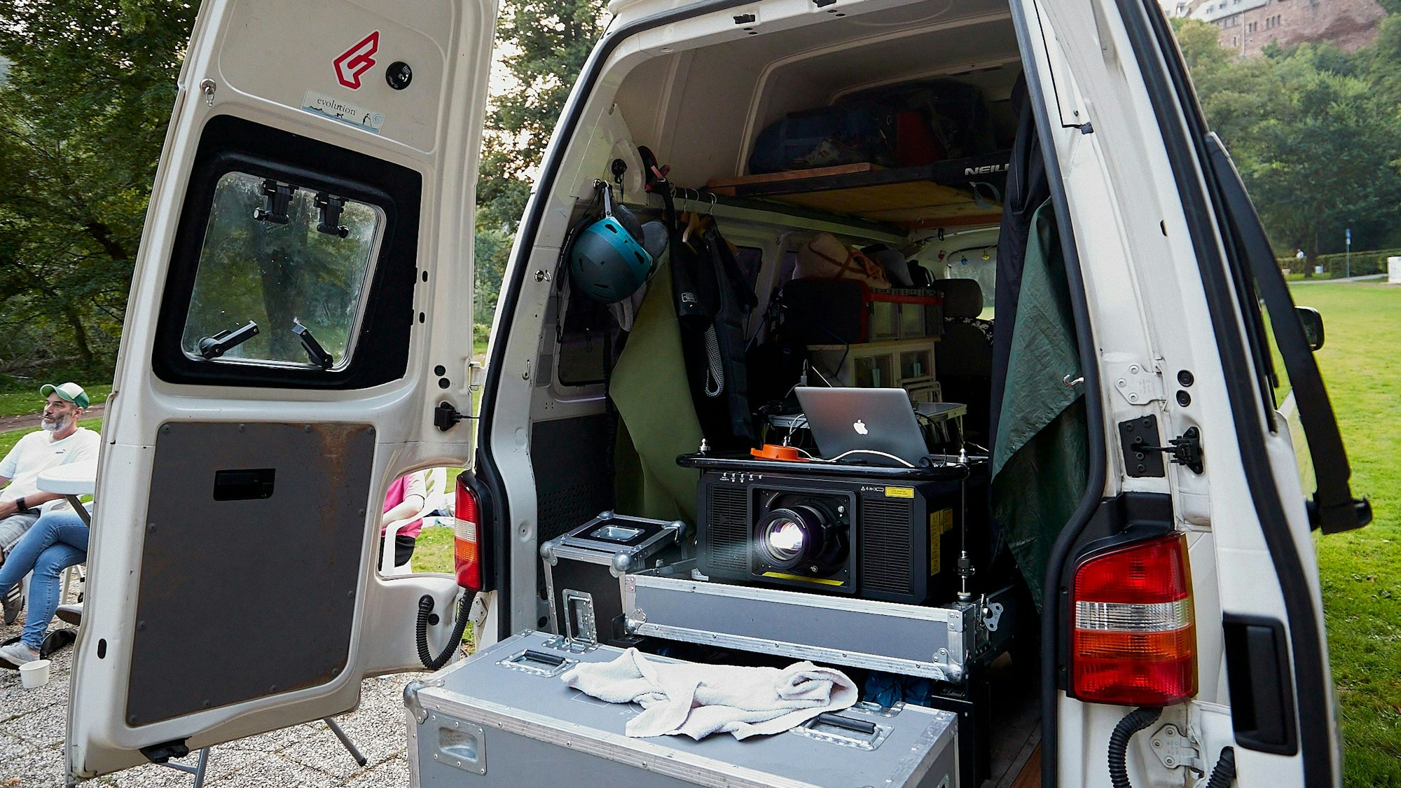 Blick in einen Transporter, in dem das Equipment für die Vorführung liegt.