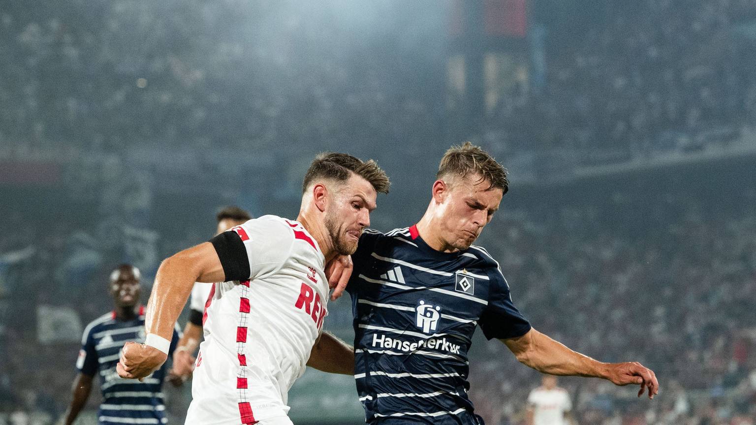 Jan Thielmann (l) und Hamburgs Miro Muheim kämpfen um den Ball.