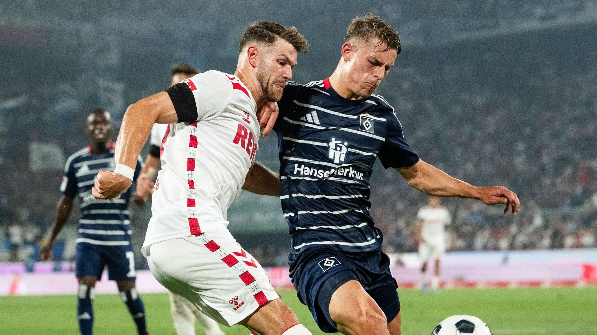Jan Thielmann (l) und Hamburgs Miro Muheim kämpfen um den Ball.
