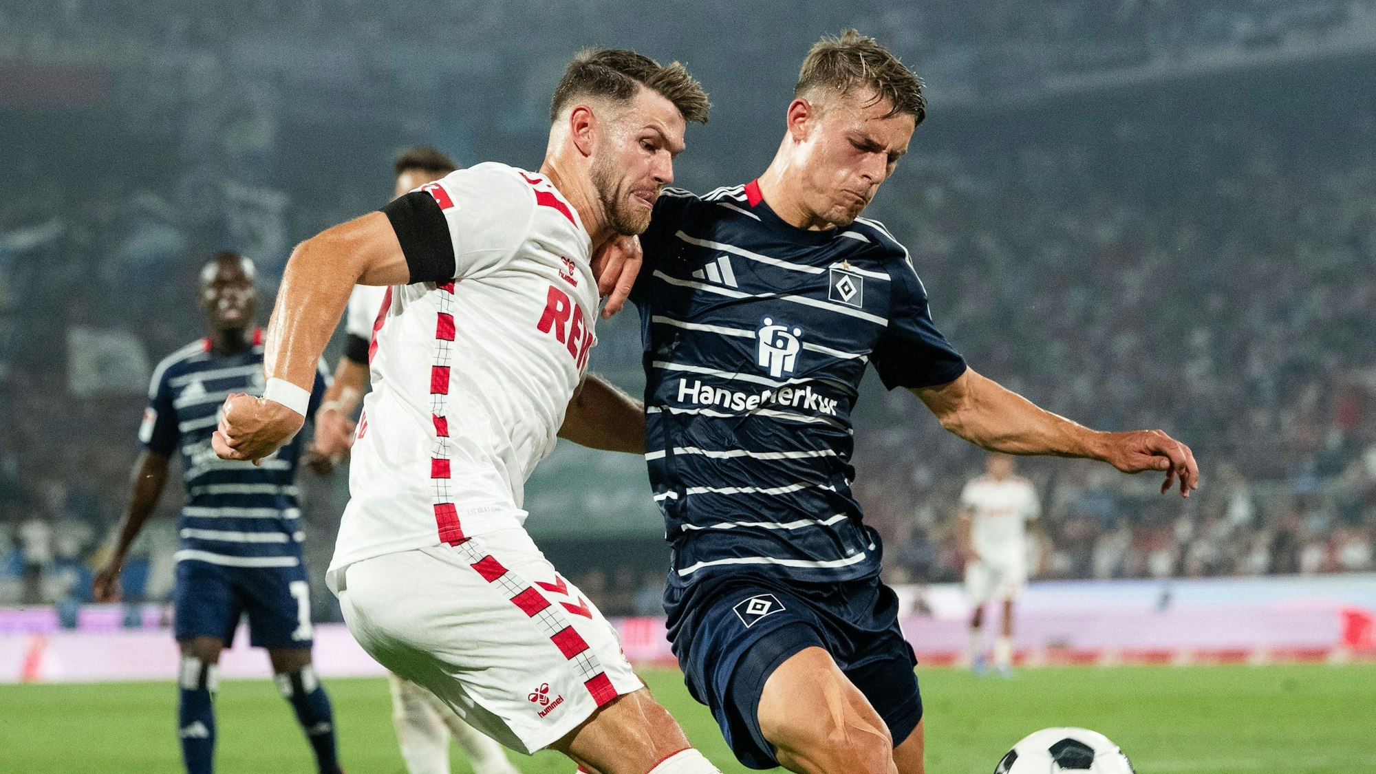Jan Thielmann (l) und Hamburgs Miro Muheim kämpfen um den Ball.