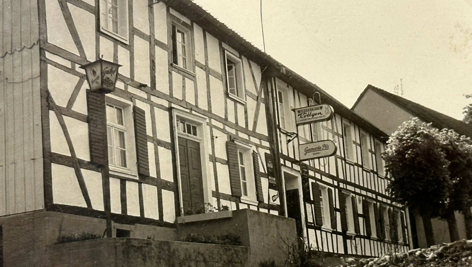 Eine historische Aufnahme des Fachwerkhauses hängt an der Wand im Gasthof Röttgen.