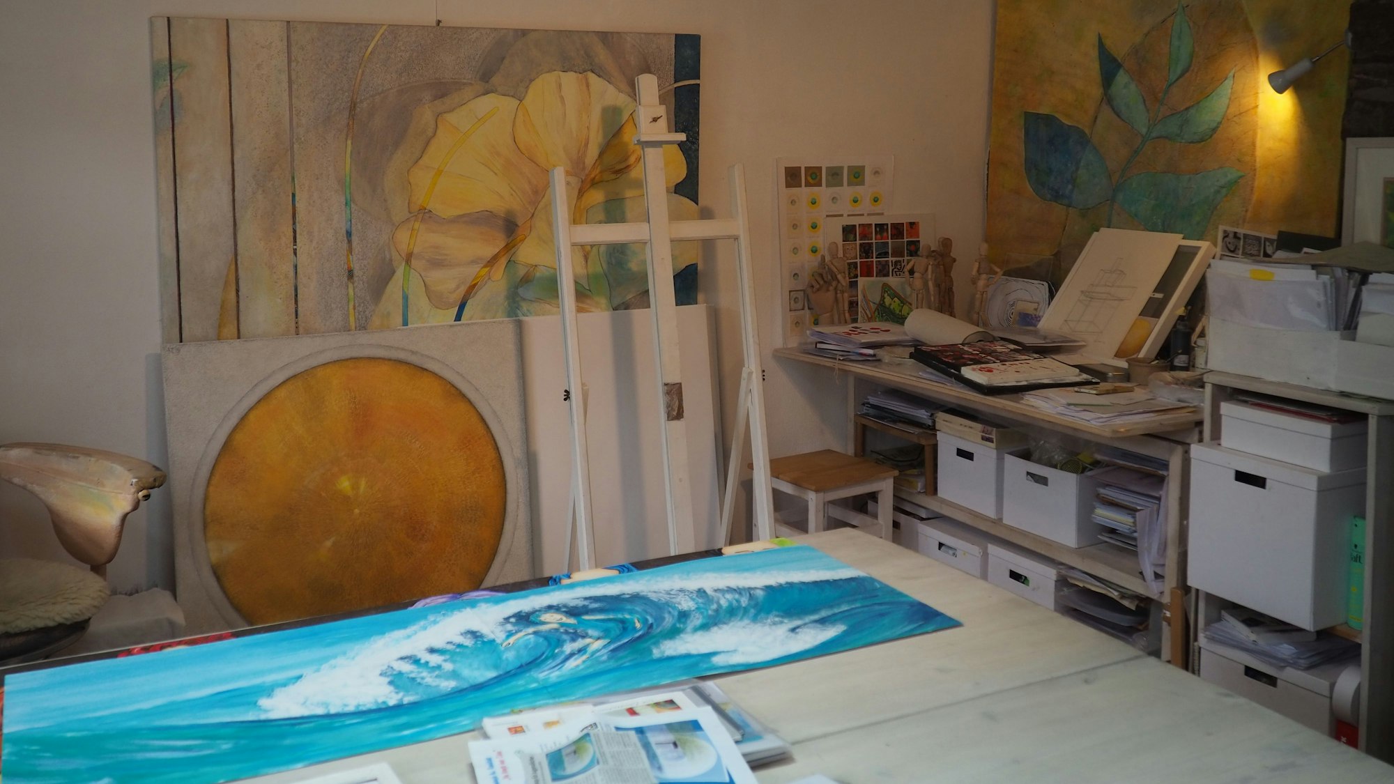 Im Atelier von Lisa Zimmermanns in Nettersheim sind zahlreiche Bilder und Malutensilien zu sehen.