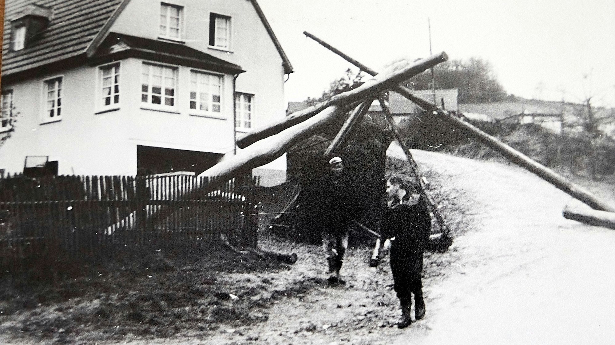 Das Schwarz-Weiß-Foto aus dem Jahr 1957 zeigt das umgestürzte Jahrhundertkreuz in Hellenthal-Zehnstelle.