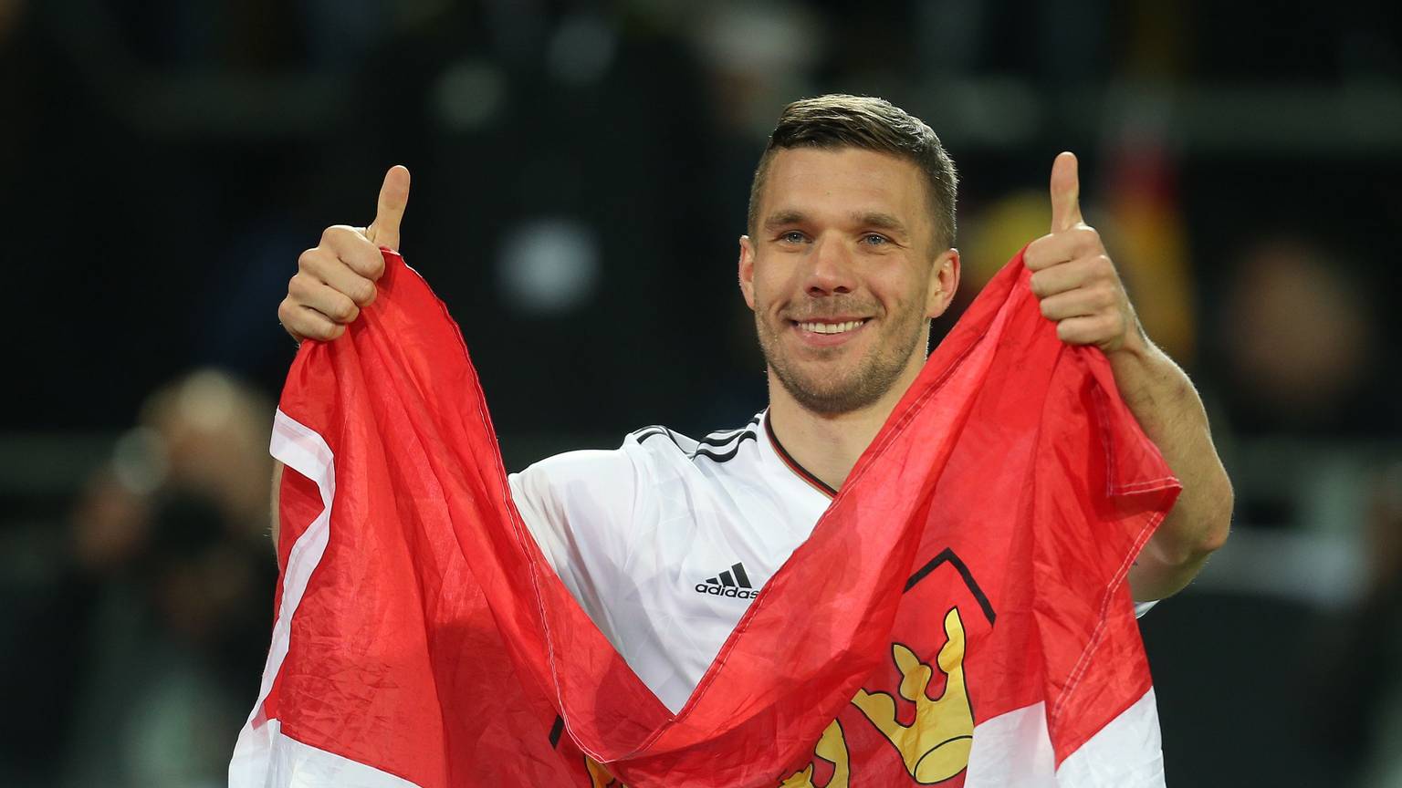 Nach seinem letzten Länderspiel drehte Lukas Podolski 2016 im Dortmunder Stadion mit Köln-Fahne eine Ehrenrunde.