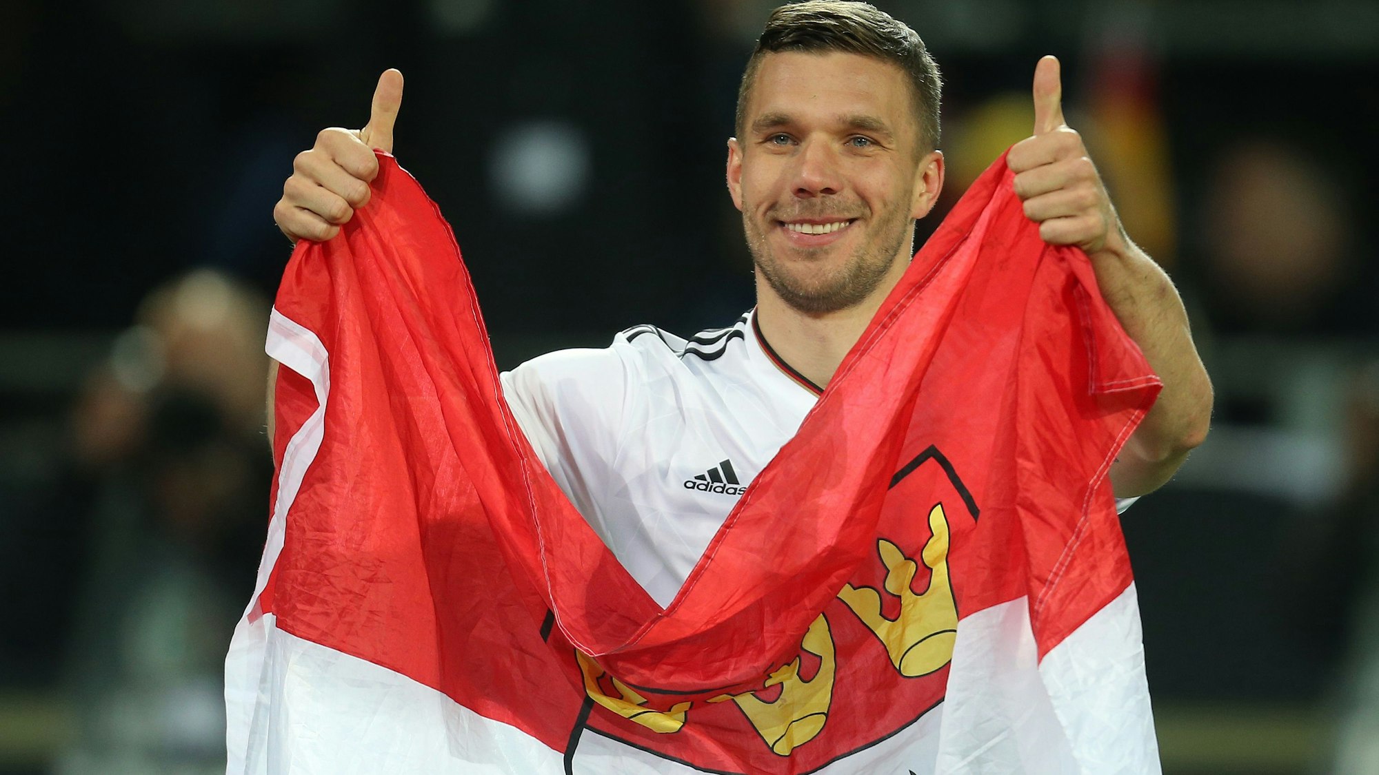 Nach seinem letzten Länderspiel drehte Lukas Podolski 2016 im Dortmunder Stadion mit Köln-Fahne eine Ehrenrunde.