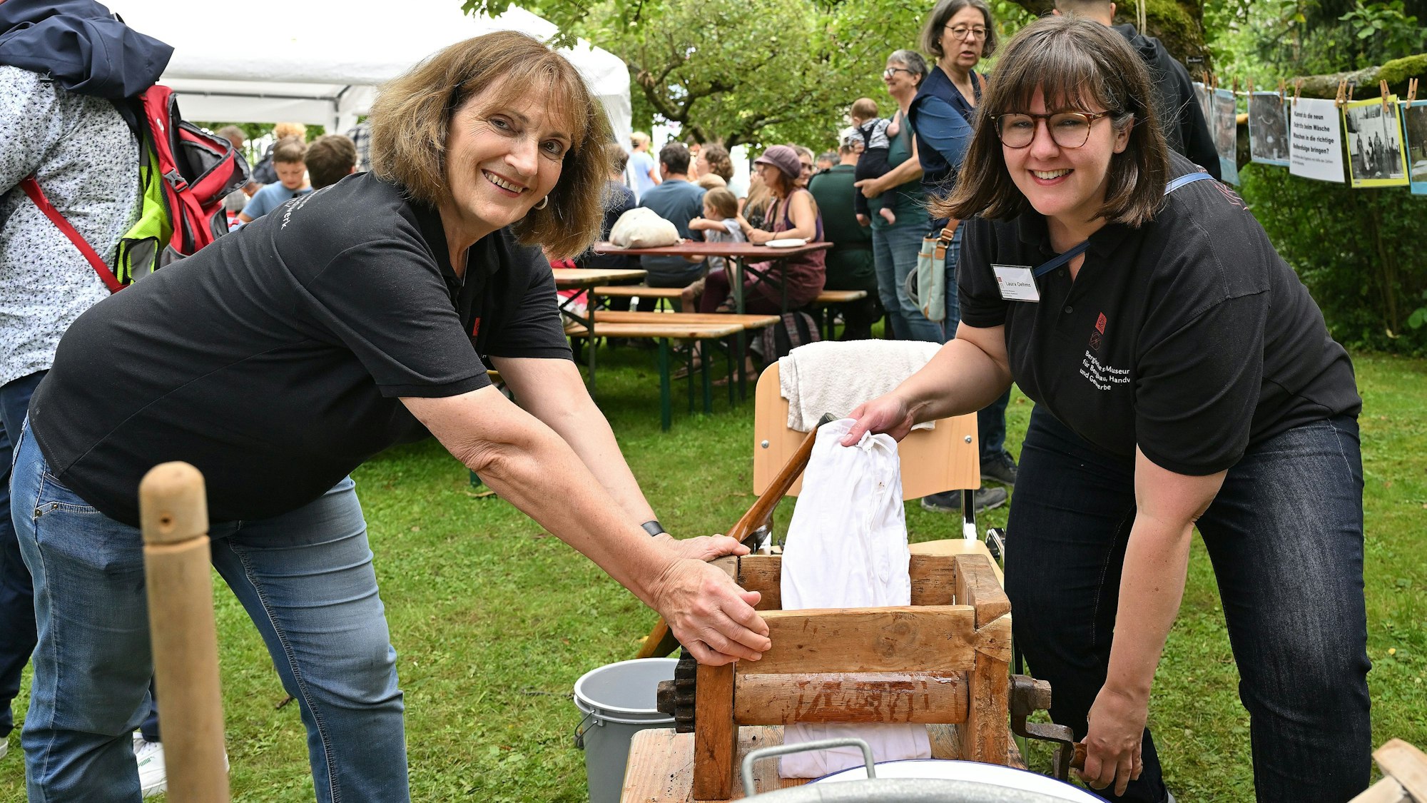 Zwei Frauen mangeln Wäsche im Bergischen Museum in Bensberg.