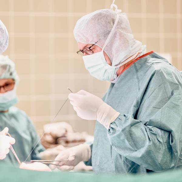 Das Sankt Franziskus Krankenhaus in Eitorf bietet auch orthopädische Operationen. Chefarzt Dr. Jörg-Uwe Schulz (r.) bei einem Eingriff mit zusammen mit Oberarzt Theodorus Zafeiris (l.).