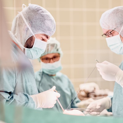 Das Sankt Franziskus Krankenhaus in Eitorf bietet auch orthopädische Operationen. Chefarzt Dr. Jörg-Uwe Schulz (r.) bei einem Eingriff mit zusammen mit Oberarzt Theodorus Zafeiris (l.).