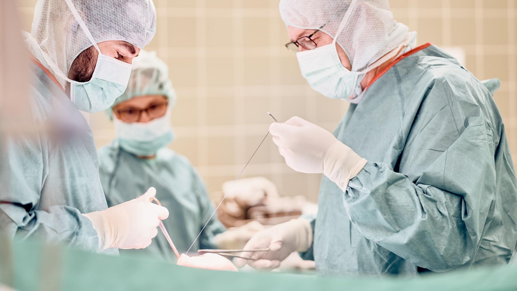 Das Sankt Franziskus Krankenhaus in Eitorf bietet auch orthopädische Operationen. Chefarzt Dr. Jörg-Uwe Schulz (r.) bei einem Eingriff mit zusammen mit Oberarzt Theodorus Zafeiris (l.).