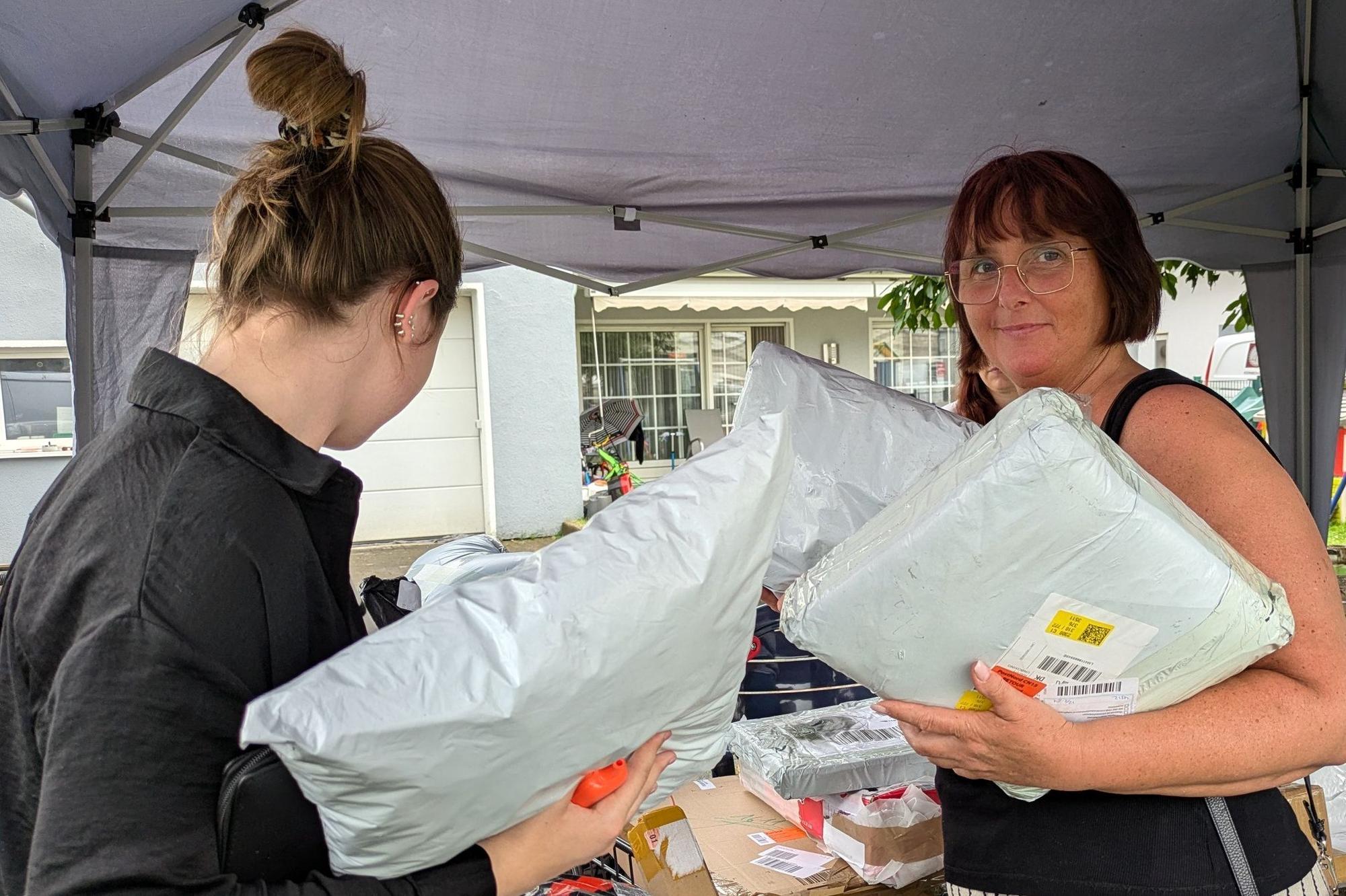 4. August 2024. Bornheim-Waldorf. Auch Kerstin (rechts) und ihre Tochter Leonie hoffen auf Schnäppchen aus den Mystery Boxen. Foto: Frank Engel-Strebel