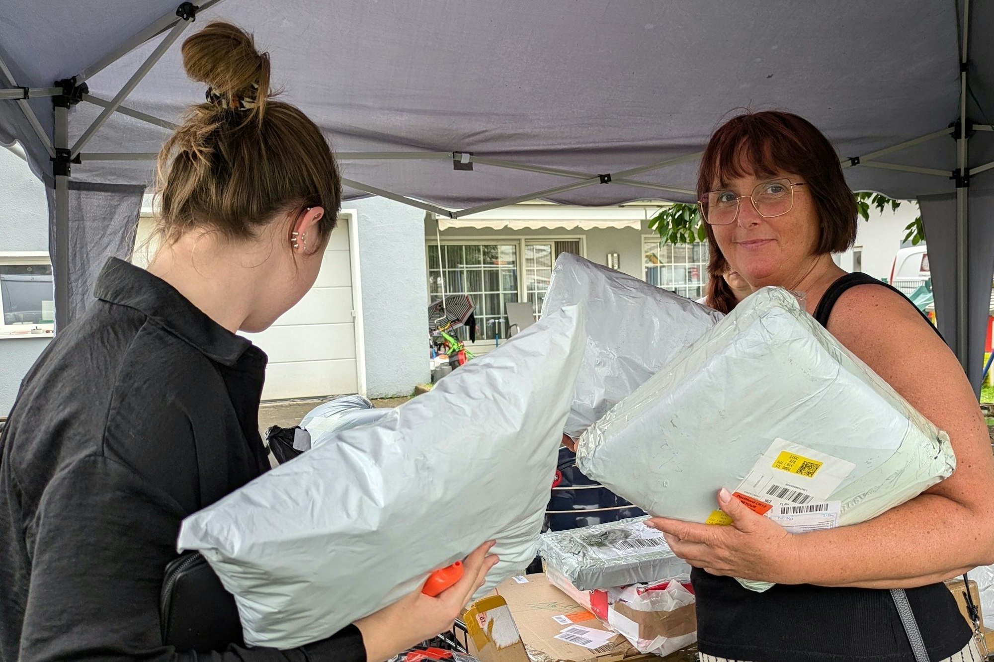 4. August 2024. Bornheim-Waldorf. Auch Kerstin (rechts) und ihre Tochter Leonie hoffen auf Schnäppchen aus den Mystery Boxen. Foto: Frank Engel-Strebel