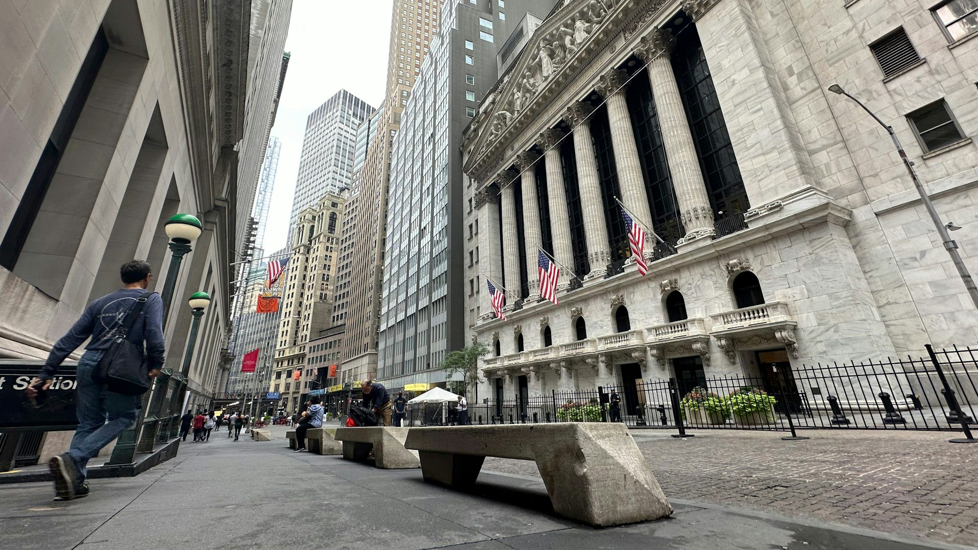 Menschen laufen an der New Yorker Börse vorbei. Der japanische Leitindex Nikkei 225 hat am Montag, dem 5. August 2024, 12,4 % verloren. Dies ist die jüngste Verkaufswelle, die die Weltmärkte erschüttert.