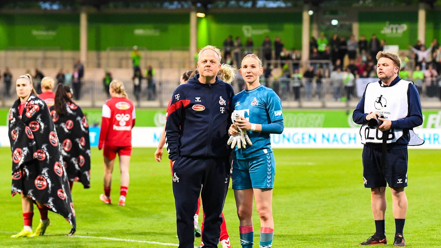Fußball I Frauen I Saison 2023-2024 I Bundesliga I 20. Spieltag I VfL Wolfsburg - 1. FC Köln I 03.05.2024 Daniel Weber Trainer, 1. FC Köln mit Jasmin Pal 1, 1. FC Köln, Torwart nach dem Spiel in der Fankurve Wolfsburg AOK Stadion Niedersachsen Deutschland *** Soccer I Women I Season 2023 2024 I Bundesliga I 20 Matchday I VfL Wolfsburg 1 FC Köln I 03 05 2024 Daniel Weber Coach, 1 FC Köln with Jasmin Pal 1, 1 FC Köln, Goalkeeper after the match in the Fankurve Wolfsburg AOK Stadion Niedersachsen Germany Copyright: xLobeca/InesxHähnelx