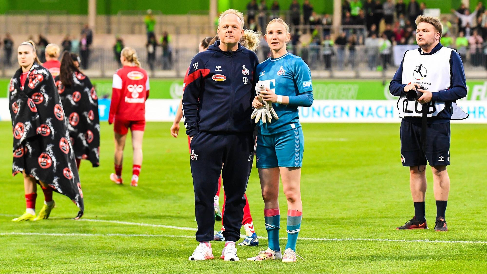 Fußball I Frauen I Saison 2023-2024 I Bundesliga I 20. Spieltag I VfL Wolfsburg - 1. FC Köln I 03.05.2024 Daniel Weber Trainer, 1. FC Köln mit Jasmin Pal 1, 1. FC Köln, Torwart nach dem Spiel in der Fankurve Wolfsburg AOK Stadion Niedersachsen Deutschland *** Soccer I Women I Season 2023 2024 I Bundesliga I 20 Matchday I VfL Wolfsburg 1 FC Köln I 03 05 2024 Daniel Weber Coach, 1 FC Köln with Jasmin Pal 1, 1 FC Köln, Goalkeeper after the match in the Fankurve Wolfsburg AOK Stadion Niedersachsen Germany Copyright: xLobeca/InesxHähnelx