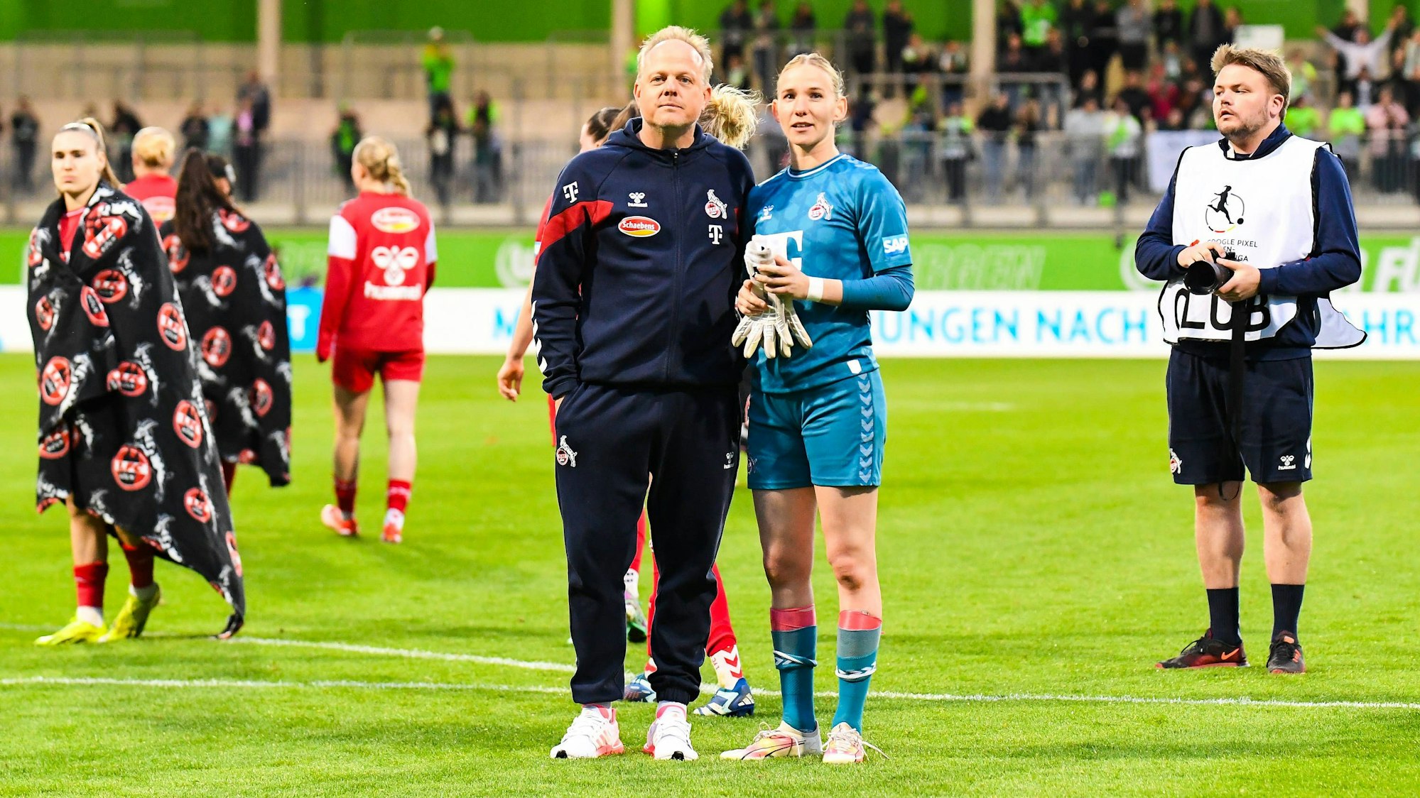 Fußball I Frauen I Saison 2023-2024 I Bundesliga I 20. Spieltag I VfL Wolfsburg - 1. FC Köln I 03.05.2024 Daniel Weber Trainer, 1. FC Köln mit Jasmin Pal 1, 1. FC Köln, Torwart nach dem Spiel in der Fankurve Wolfsburg AOK Stadion Niedersachsen Deutschland *** Soccer I Women I Season 2023 2024 I Bundesliga I 20 Matchday I VfL Wolfsburg 1 FC Köln I 03 05 2024 Daniel Weber Coach, 1 FC Köln with Jasmin Pal 1, 1 FC Köln, Goalkeeper after the match in the Fankurve Wolfsburg AOK Stadion Niedersachsen Germany Copyright: xLobeca/InesxHähnelx