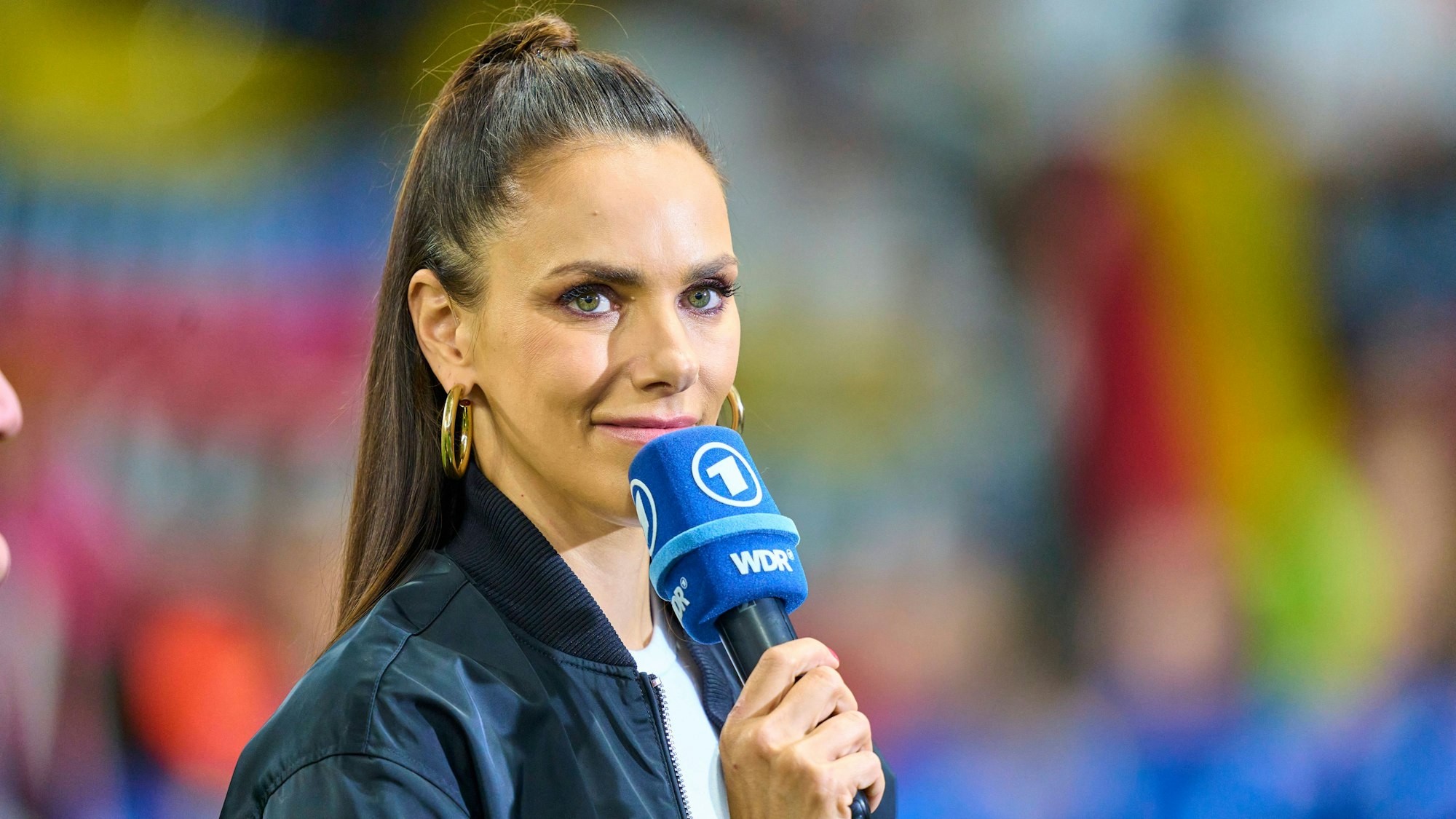 Esther Sedlaczek spricht ins Mikro.