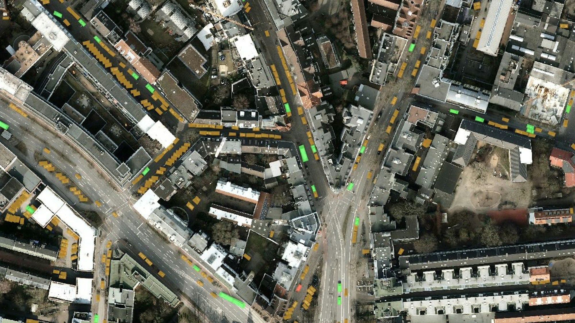 Auch Autos und Lkw kann die Marple-KI zählen und voneinander unterscheiden – und dabei Müllcontainer unberücksichtigt lassen.