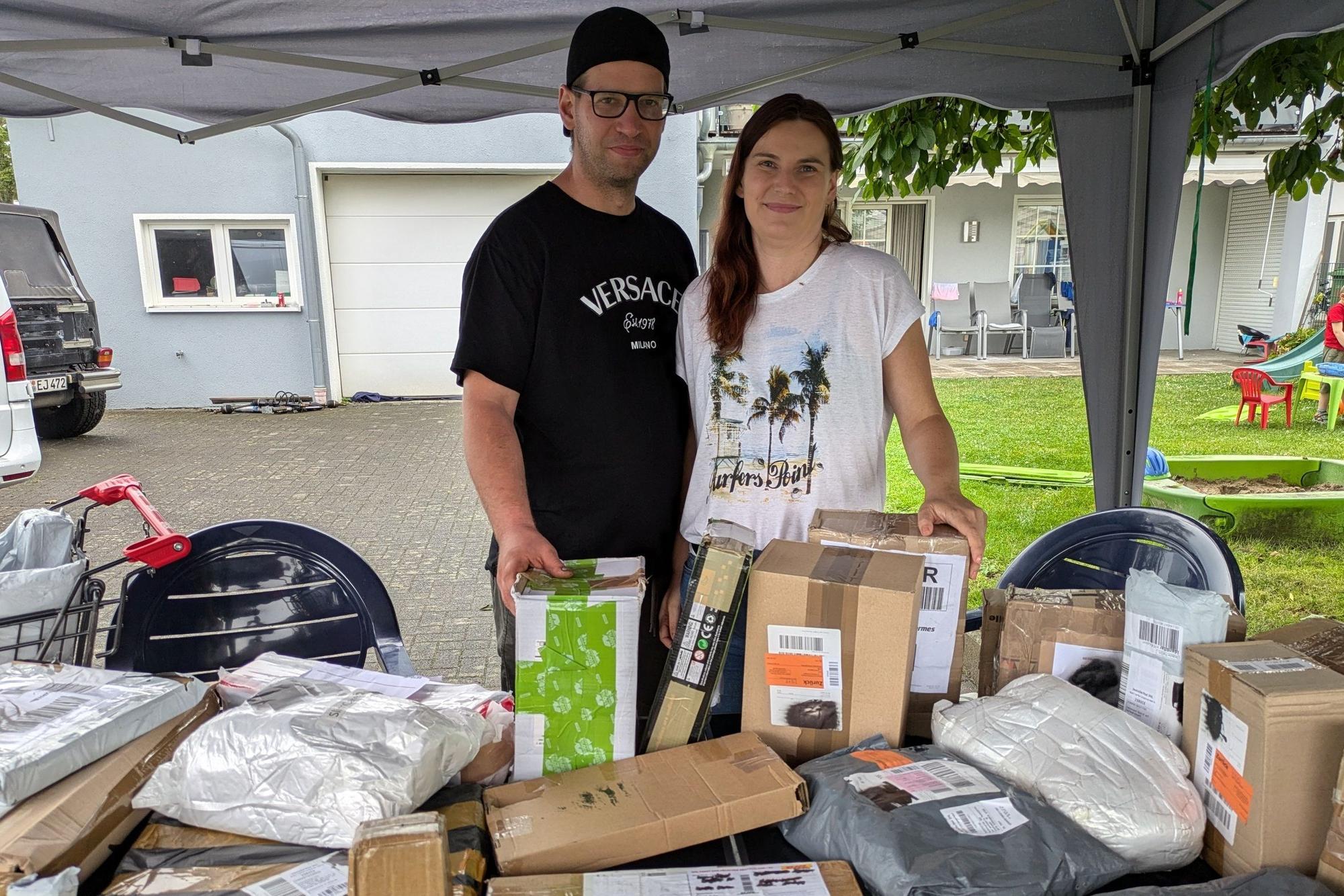 4. August. 2024. Bornheim-Waldorf. Tashina und Dennis Michels verkaufen Mystery Boxen. Foto: Frank Engel-Strebel