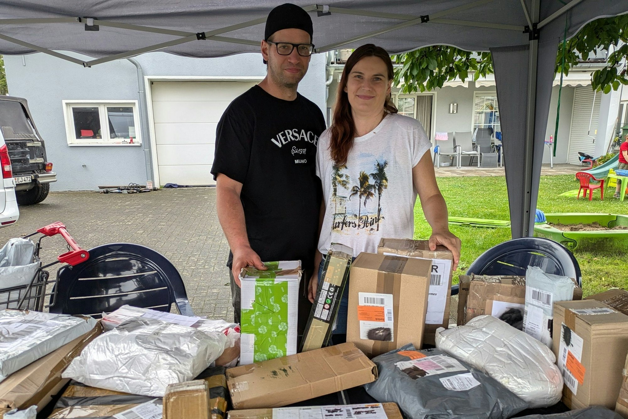 4. August. 2024. Bornheim-Waldorf. Tashina und Dennis Michels verkaufen Mystery Boxen. Foto: Frank Engel-Strebel