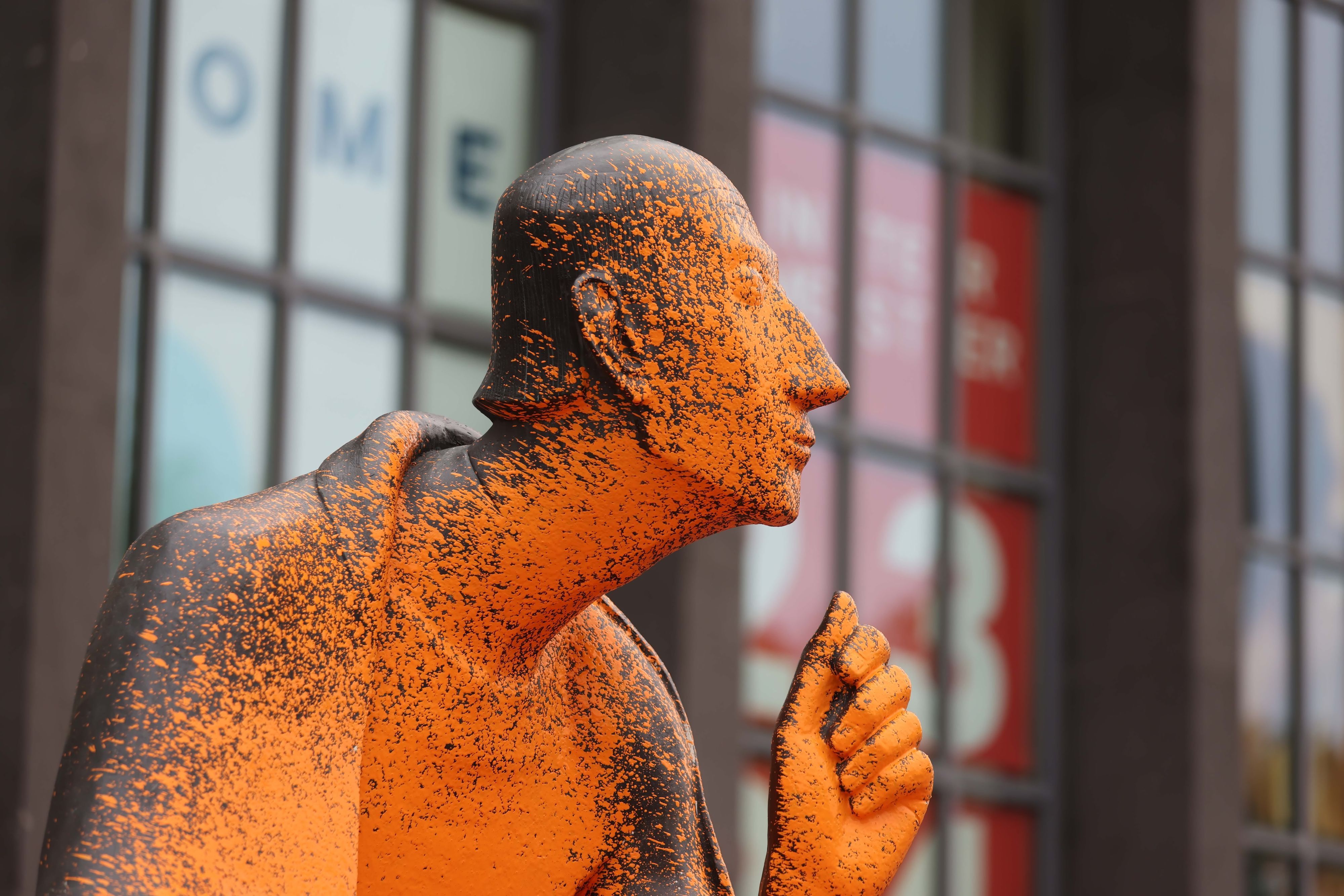 Köln, RSK, Aktivisten der "Letzte Generation" besprühen die Statue des Albertus Magnus vor der Uni