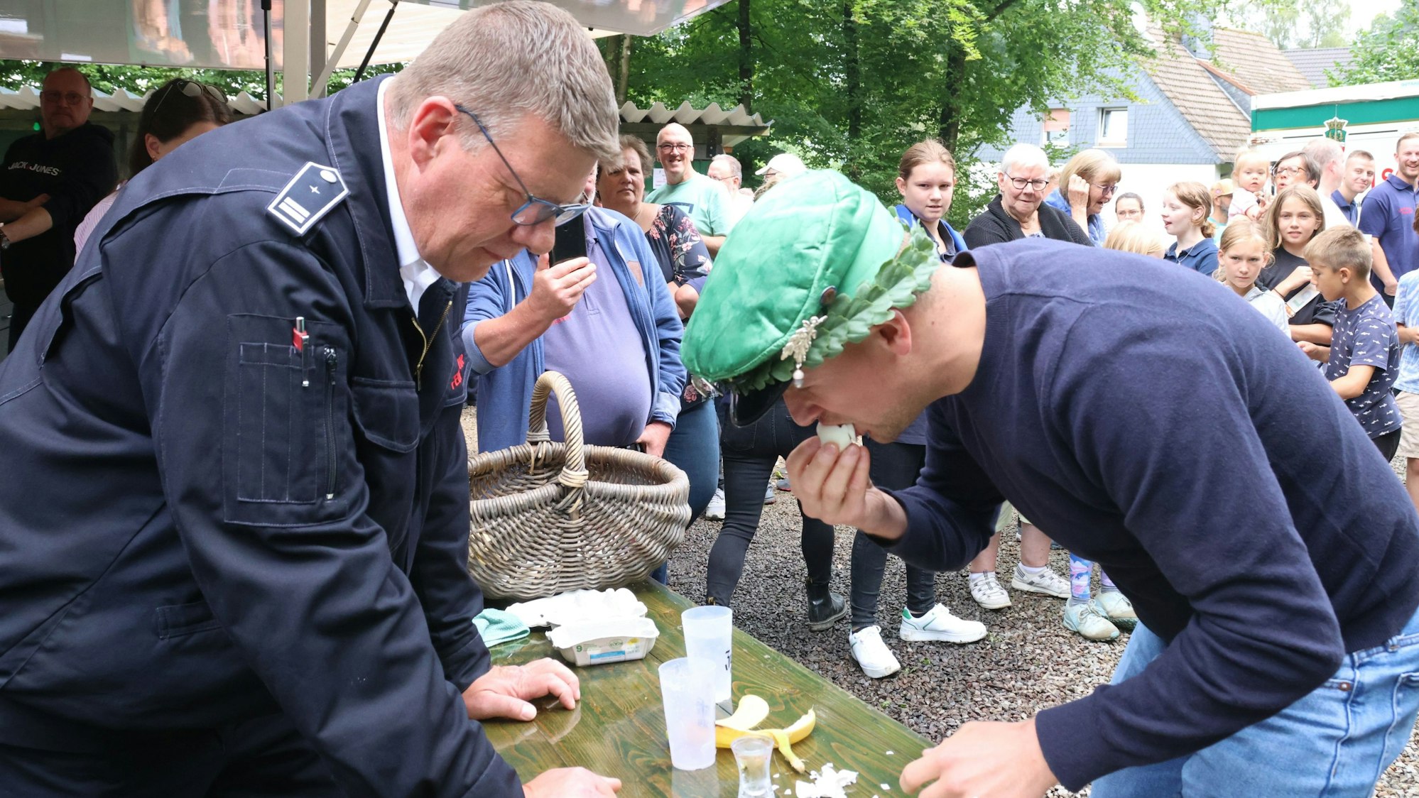 Ein Mann steht an einem Tisch und isst ein Ei auf Zeit.
