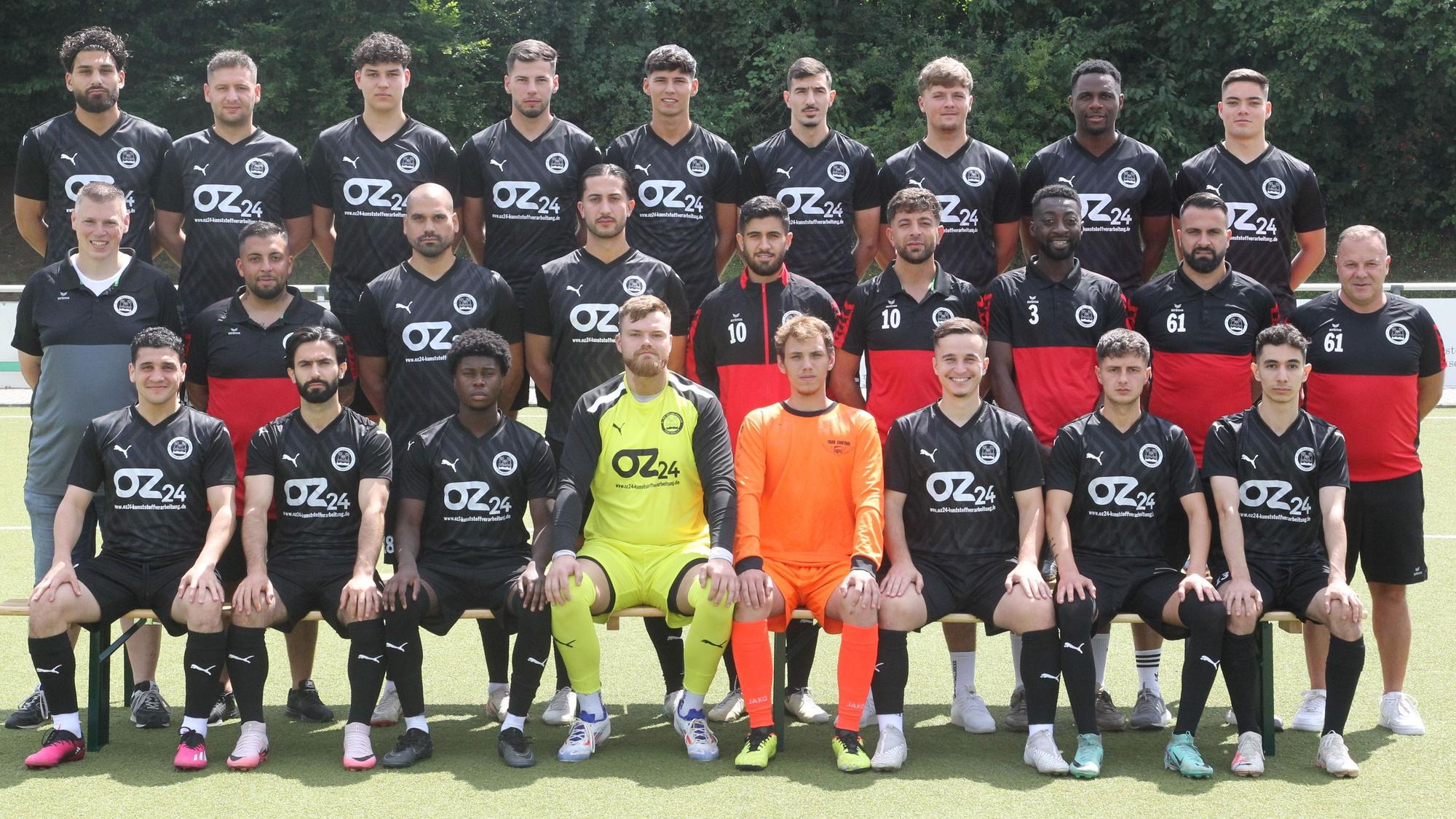 Kubilay Dogu (oben, von links), Yusuf Apak, Can Maximilian Meiß, Anel Tabakovic, Damir Tabakovic, Deniz Durmus, Nick Kampwerth, Aloy Okechi Ihenacho, Kevin Schulten, Vorsitzender Marc Pfister (Mittel, von links), Sportlicher Leiter Ennis Madani, Taner Yalcin, Yaman Hasal, Hüseyin Bedran Gül, Betreuer Serkan Derindere, Betreuer Prince Yao, der spielende Co-Trainer Fatih Tuysuz, Trainer Bülent Basar, Gagik Arutiunian (unten, von links), Yusuf Erdem, Senyo Amouzou-Glikpa, Lennox Friedrich, Kevin Korbatz, Leonit Saliuki, Luk Yegen und Shemsi Gelojan vom 1. FC Niederkassel.